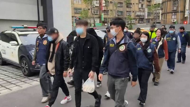 新北地檢署帶回人蛇集團嫌犯偵訊。（翻攝畫面）
