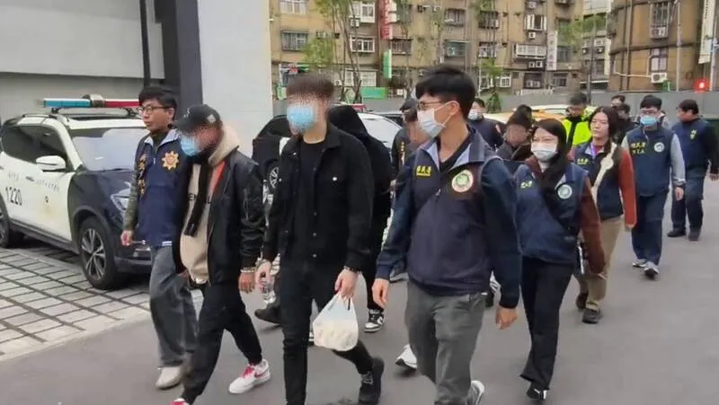 新北地檢署帶回人蛇集團嫌犯偵訊。（翻攝畫面）