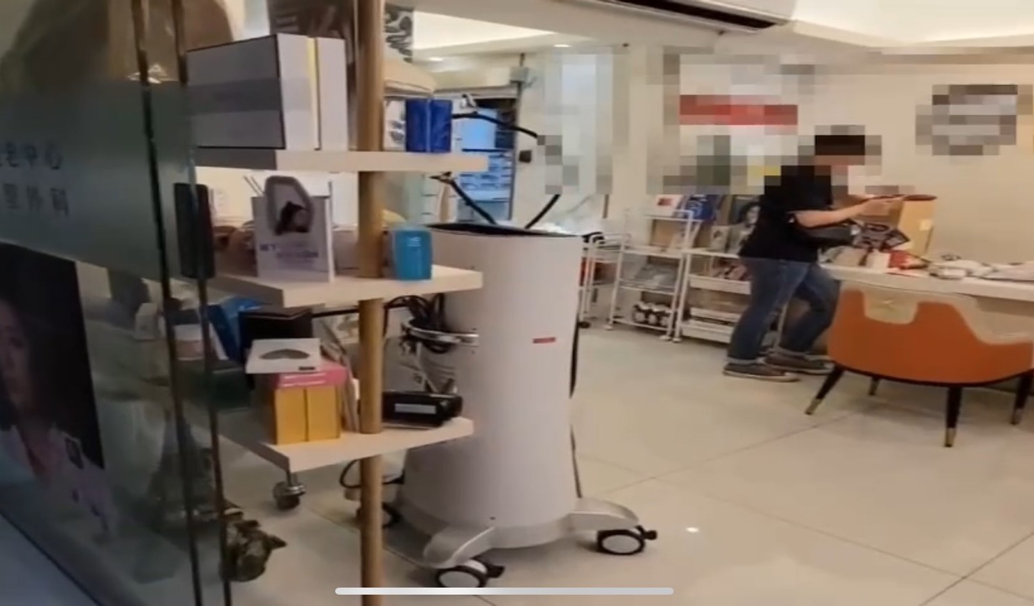 北市蔡女至東區某醫美診所施打舒眠針，卻意外昏迷，警方日前到場搜索並帶回負責人。（翻攝畫面）