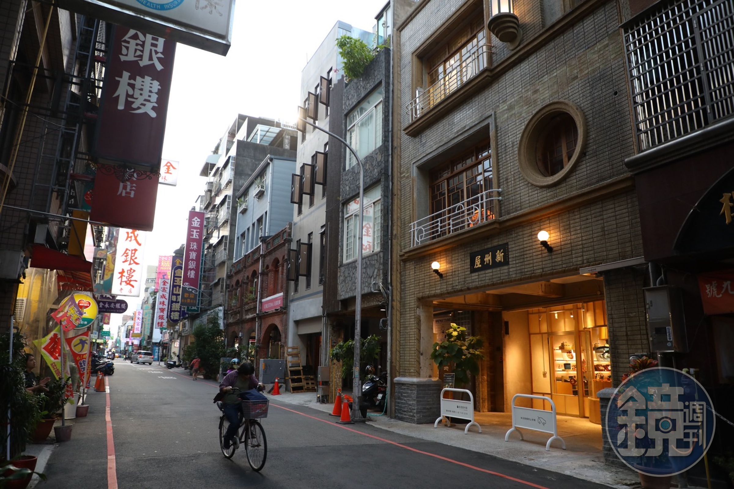 「或者新州屋」佇立為於新竹東門市場旁的街道上。