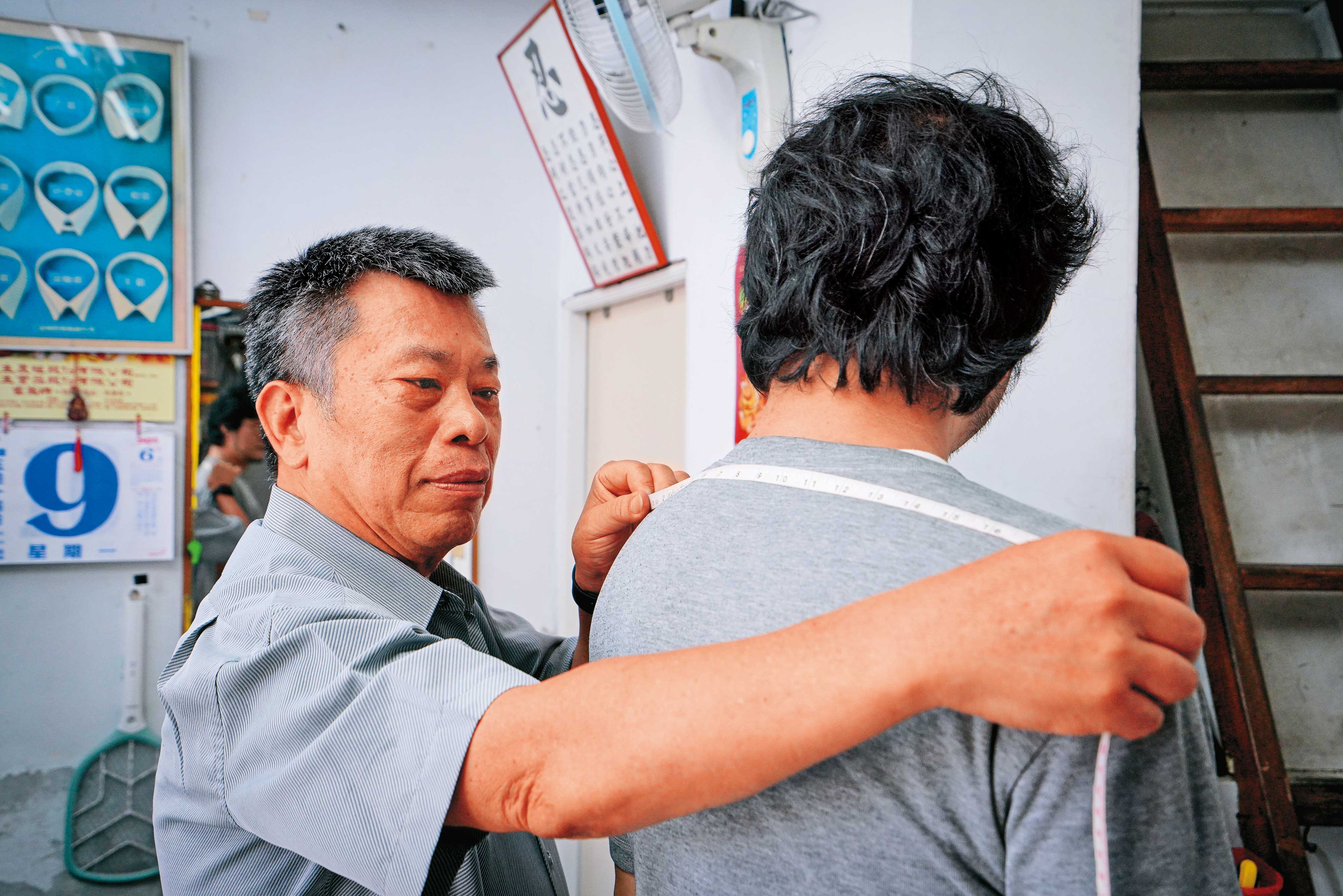 張秉清累積超過半世紀的製作經驗,量身、剪裁、製作,皆可一手包辦。