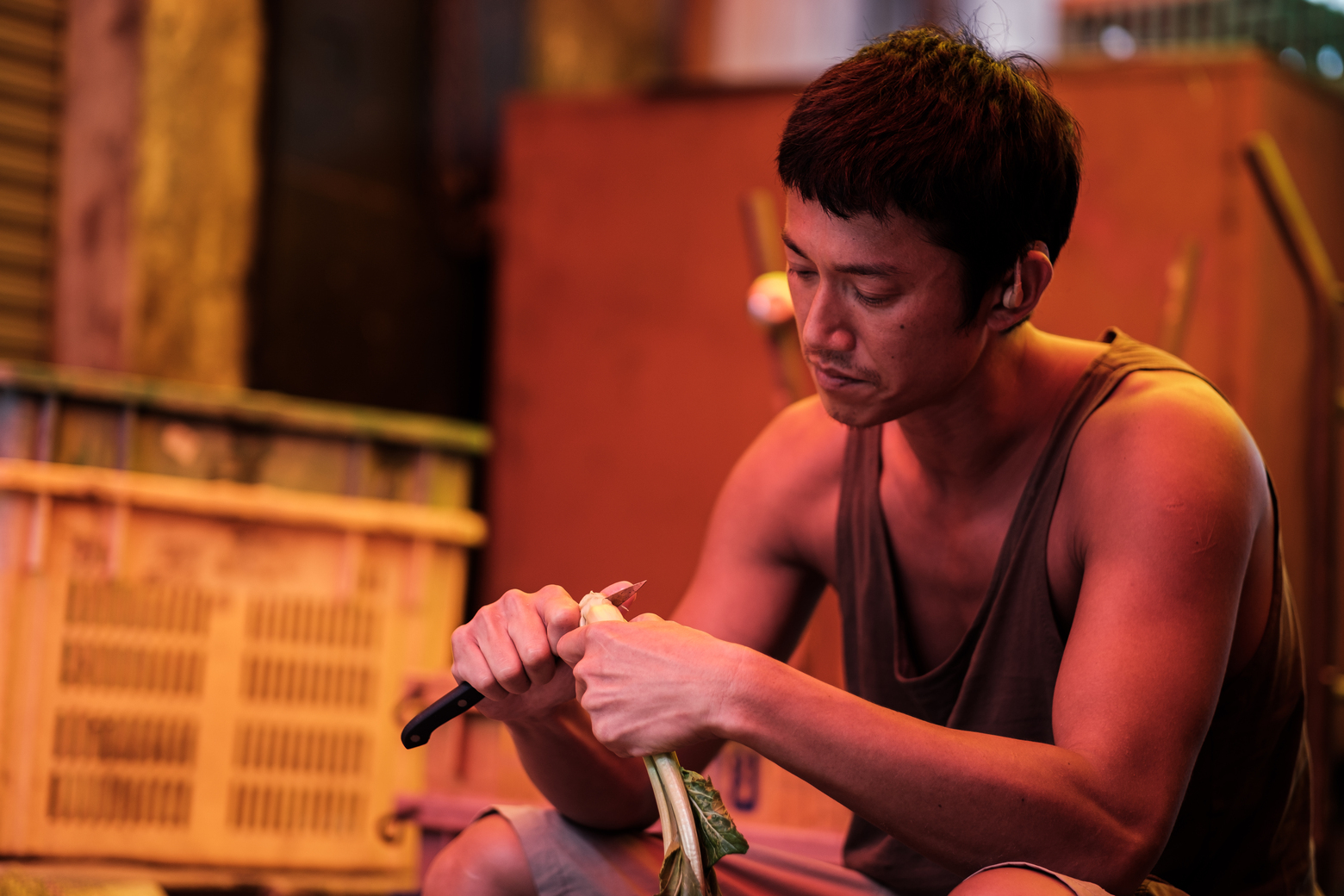 吳慷仁在《富都青年》開拍之前，到菜市場實習打工。（甲上娛樂提供）