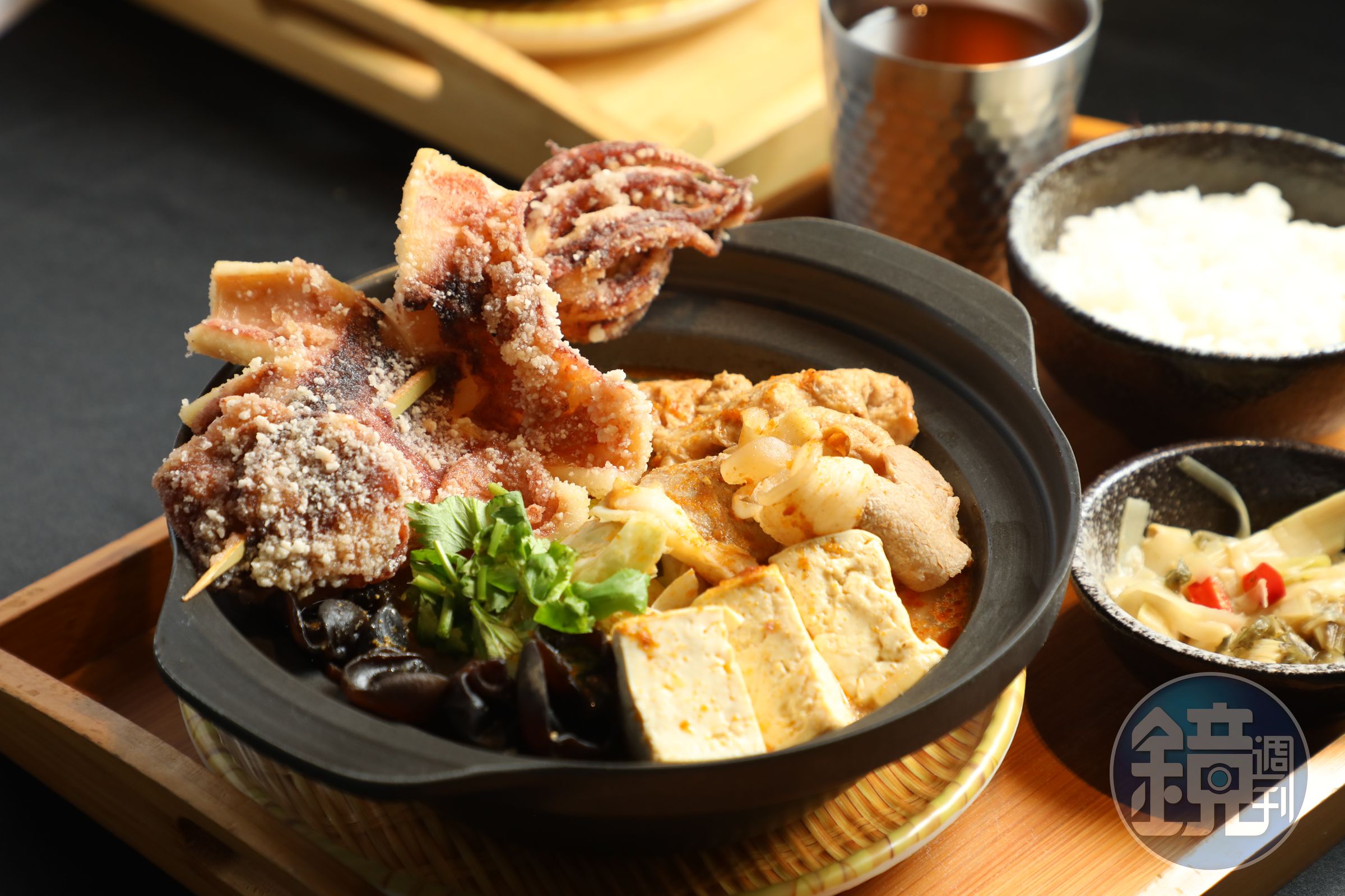 融合台灣夜市馳名酥炸大魷魚的「沙鍋魷魚套餐」，魷魚幾乎要溢出鍋外。（399元／套餐）