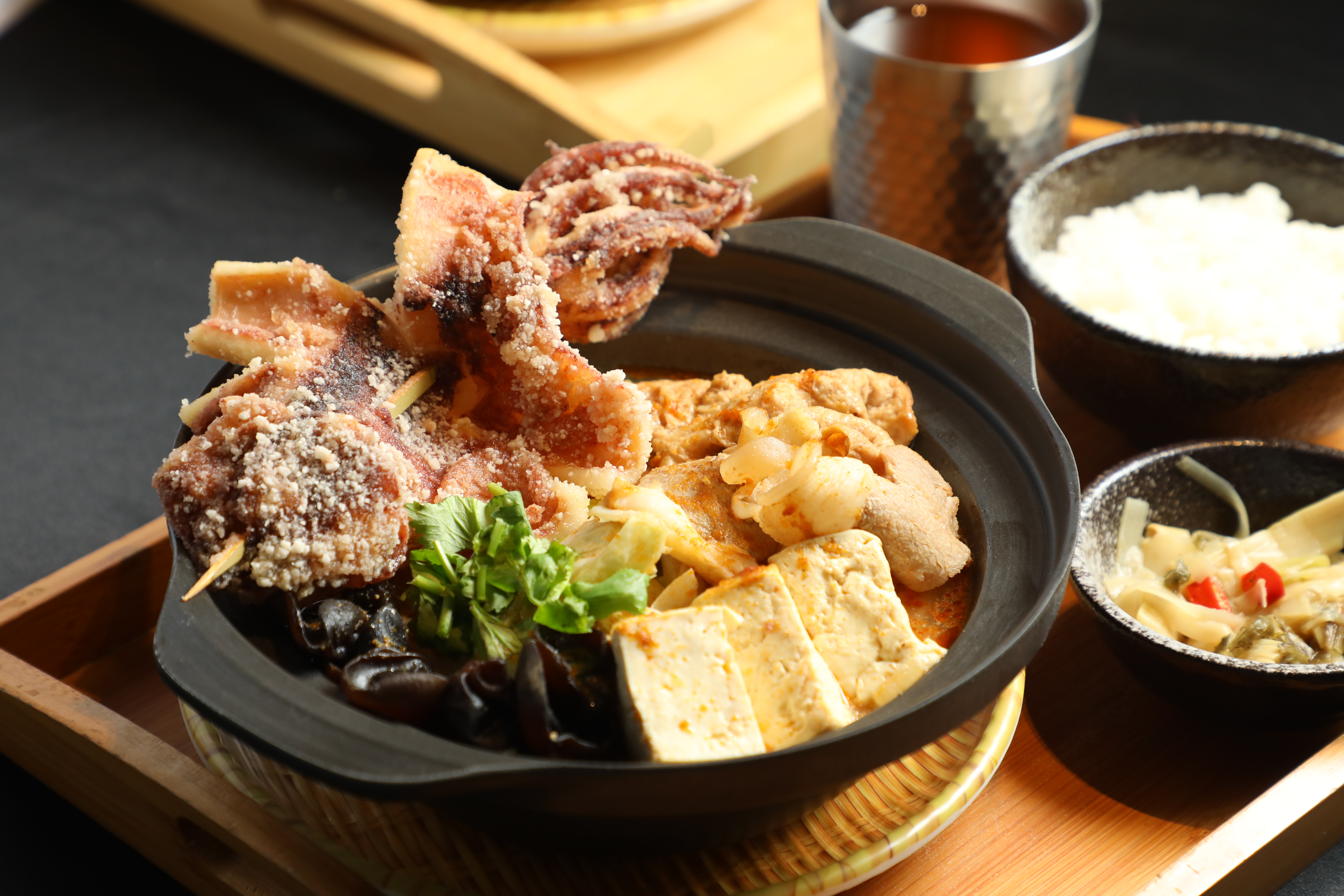 融合台灣夜市馳名酥炸大魷魚的「沙鍋魷魚套餐」，魷魚幾乎要溢出鍋外。（399元／套餐）