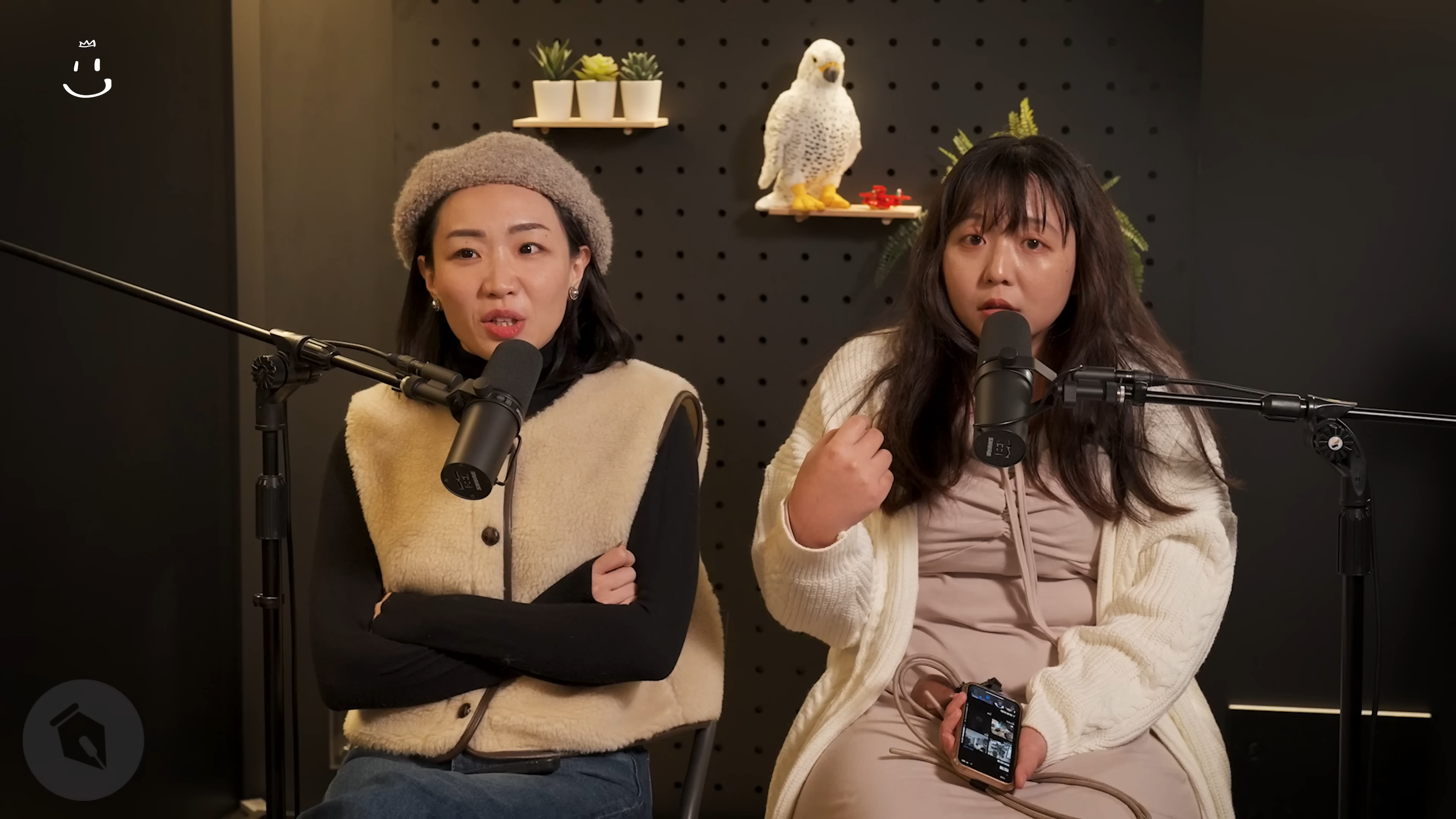 天殘（右）曾分享家中遭小偷，男友賀瓏卻回應「沒空陪妳」。（翻攝自Youtube @曾博恩）