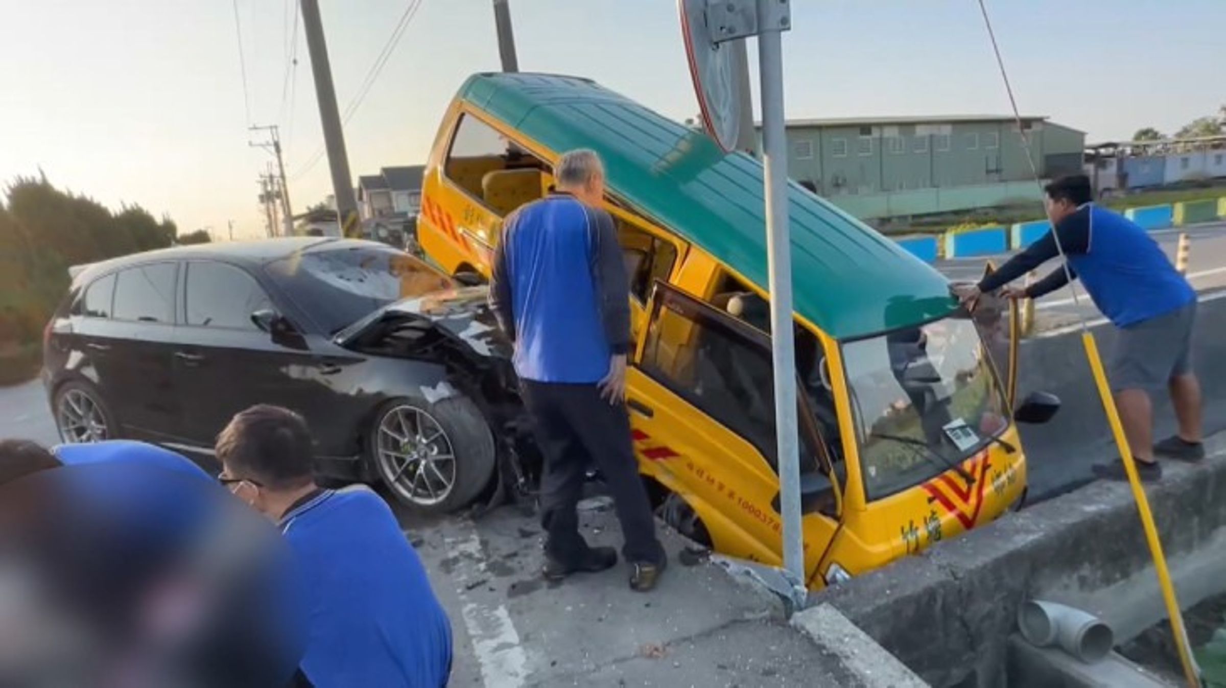 彰化縣一輛娃娃車遭撞，其中2名女童重傷進加護病房。（翻攝畫面）