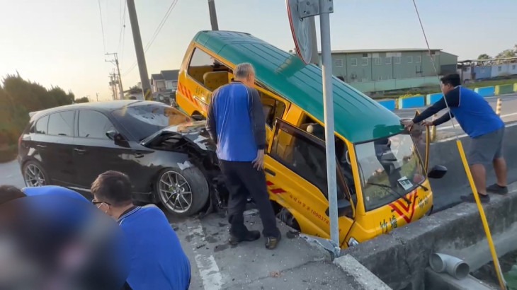 彰化縣一輛娃娃車遭撞，其中2名女童重傷進加護病房。（翻攝畫面）