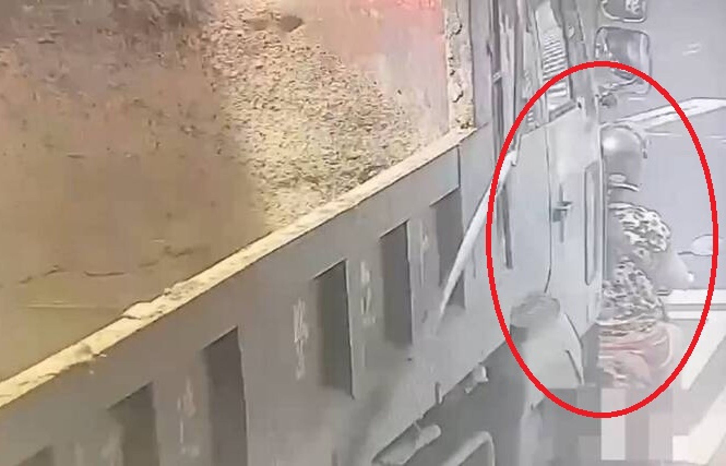 張姓司機駕駛砂石車,無視號誌轉成紅燈,所以汽機車都已停下來等候,竟違規直衝,擦撞前方機車停等區的程姓女騎士。(翻攝畫面)
