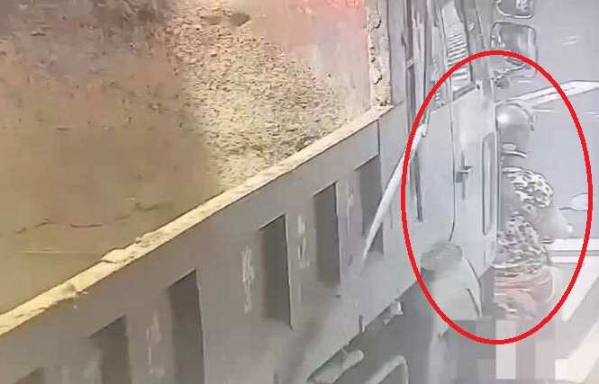 張姓司機駕駛砂石車，無視號誌轉成紅燈，所以汽機車都已停下來等候，竟違規直衝，擦撞前方機車停等區的程姓女騎士。（翻攝畫面）