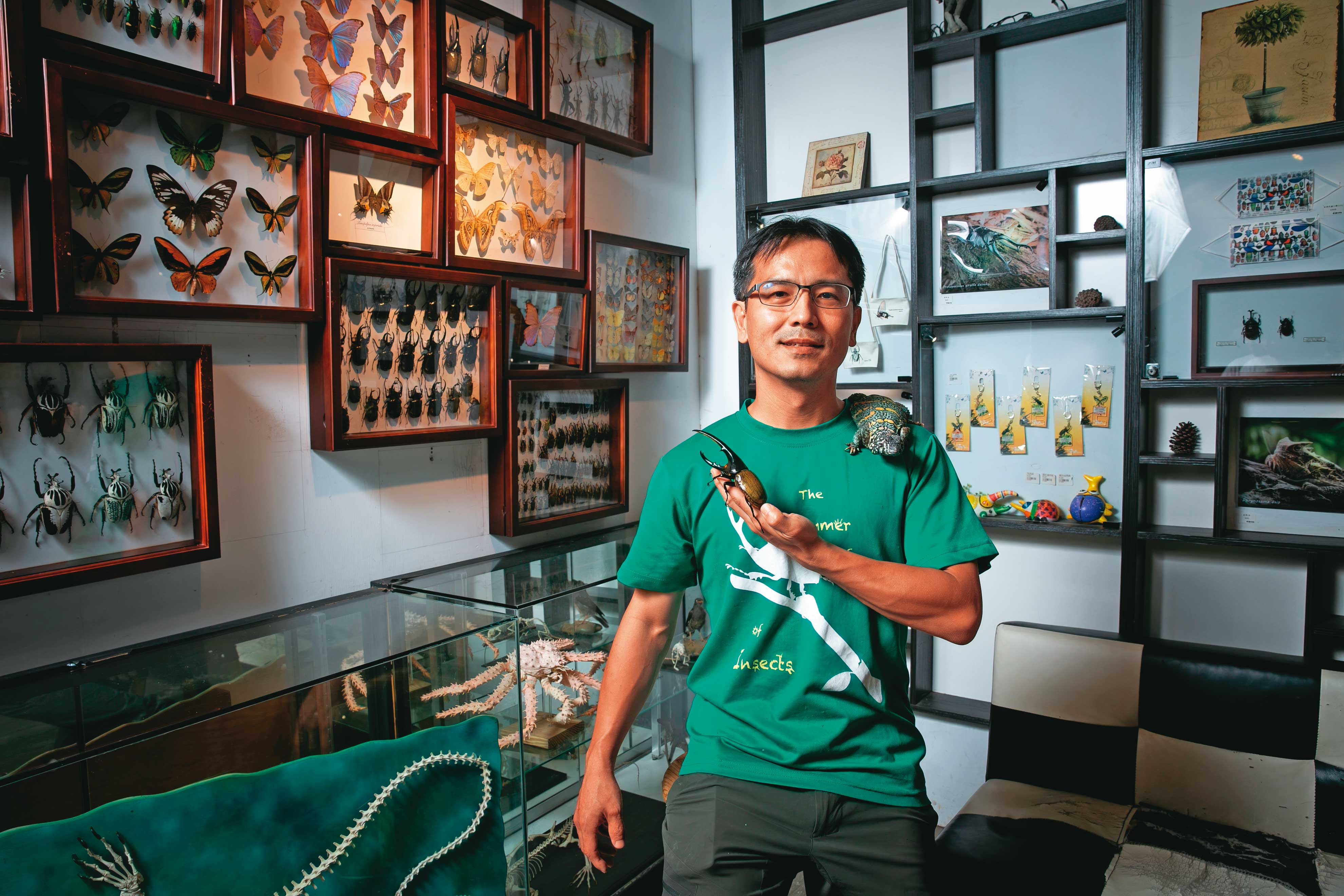 蟲痴柯心平原隱居山中，接下台灣昆蟲館後才「返回人間」，館內展示各式昆蟲、爬蟲免費供民眾參觀，也舉辦收費生態課程、講座，柯心平還為此練習說話與人溝通。