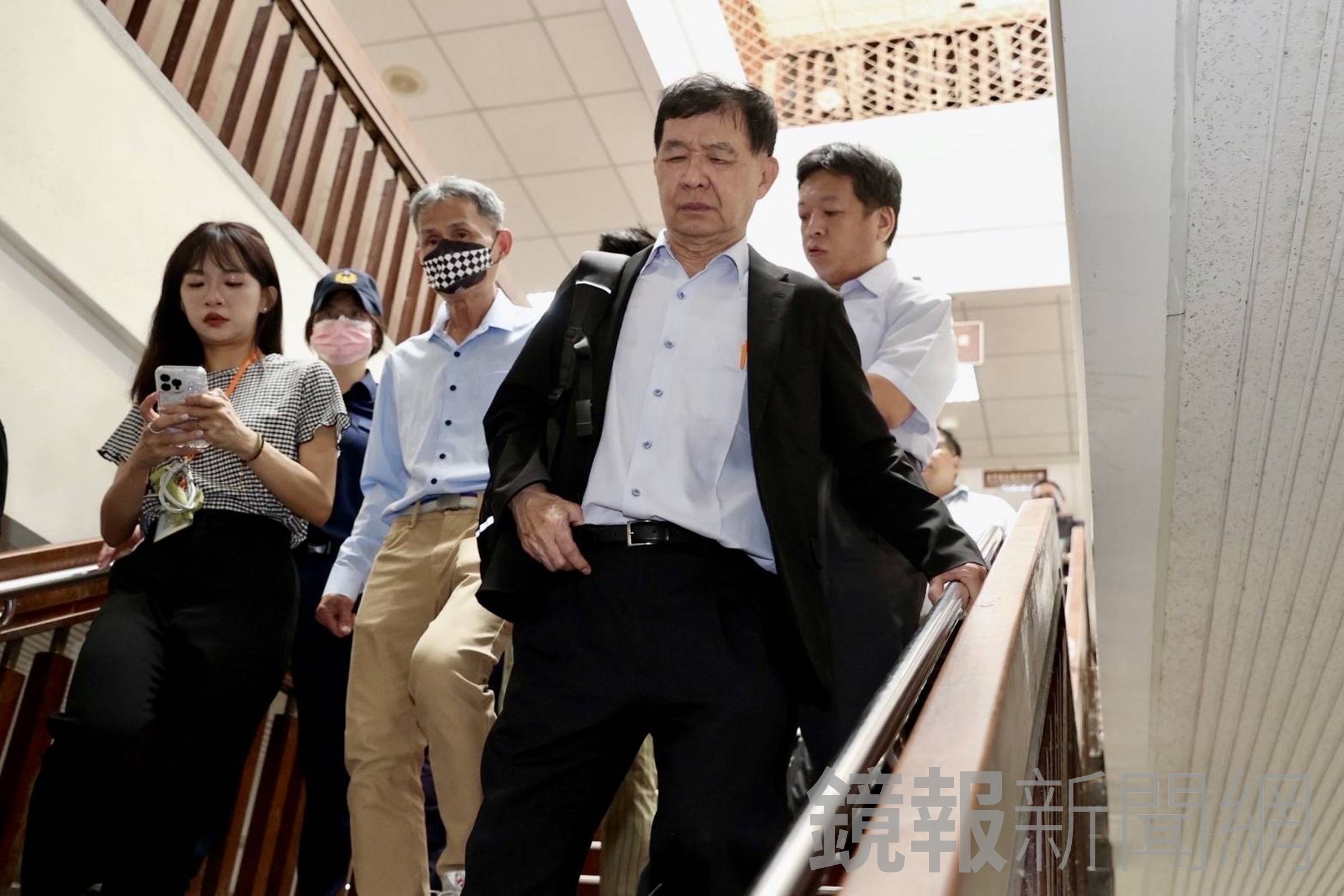 彭振聲今出庭時驚聞妻子墜樓噩耗,一度情緒崩潰,在心情稍微緩和後表情凝重步出北院。(鏡報林煒凱攝)