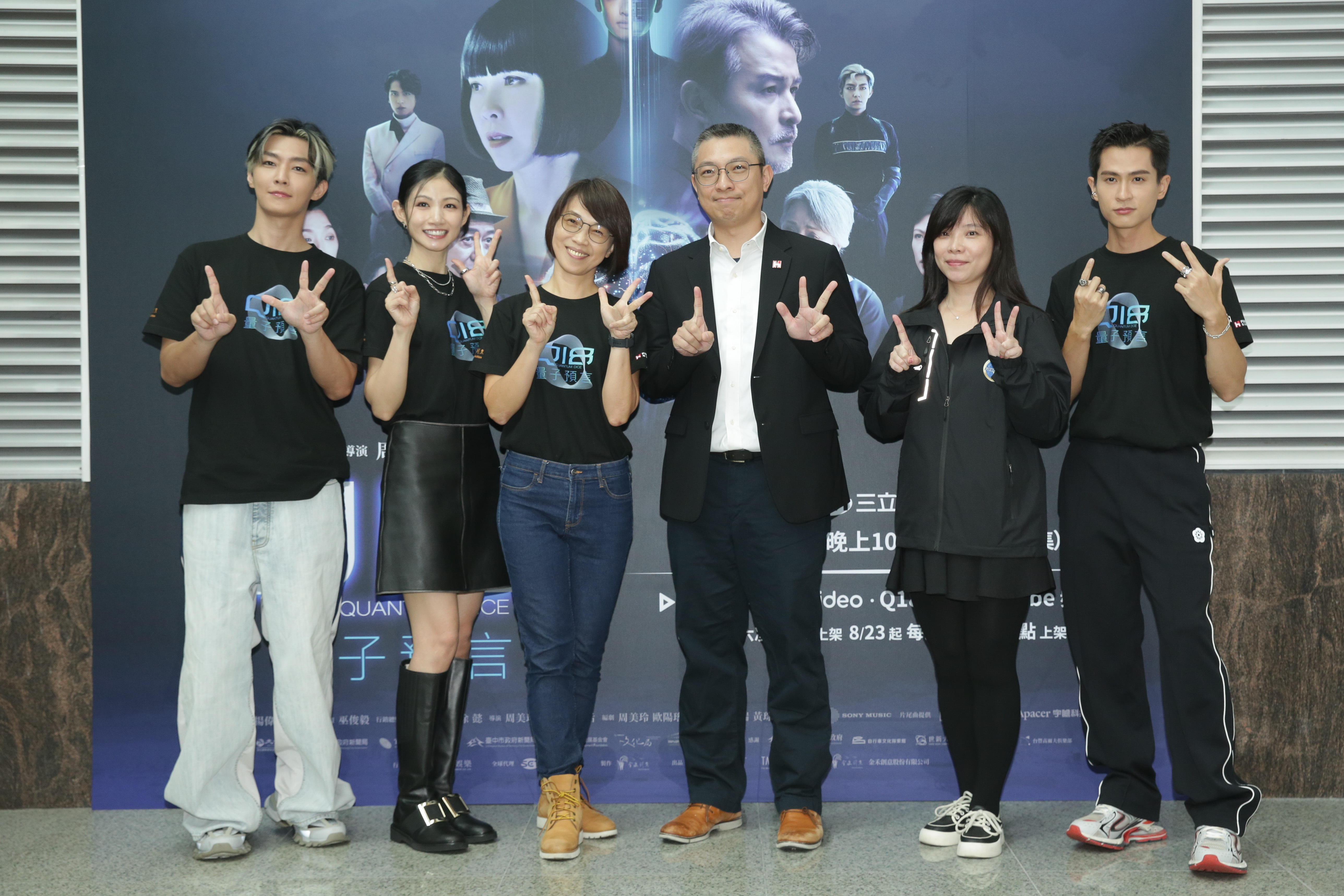 導演周美玲、藝人炎亞綸、石知田、李千娜外，鴻海副發言人黃欽旻出席《Q18量子預言》記者會。
