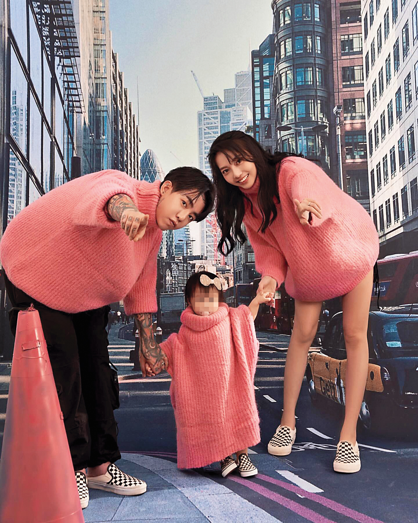 謝和弦（左）和陳緗妮（右）再婚後，成為女兒傻瓜，主打愛妻愛女形象。（翻攝自謝和弦IG）