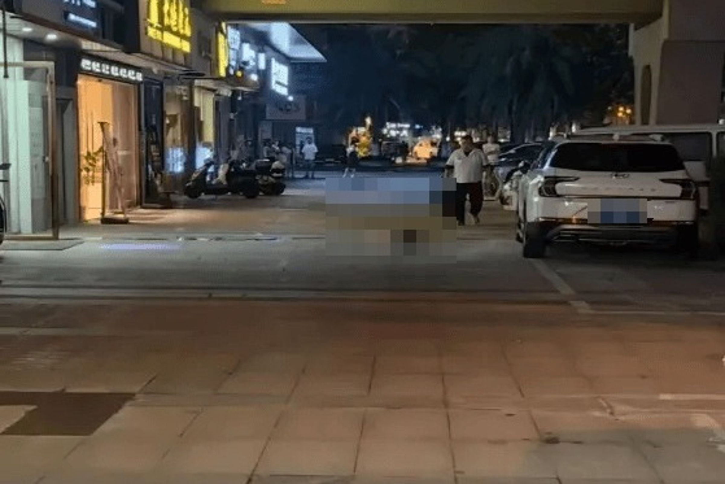 中國一名女實況主不幸在散步時命喪街頭。（翻攝自微博）