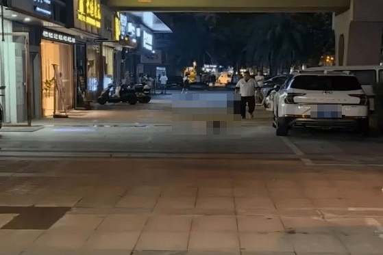 中國一名女實況主不幸在散步時命喪街頭。（翻攝自微博）