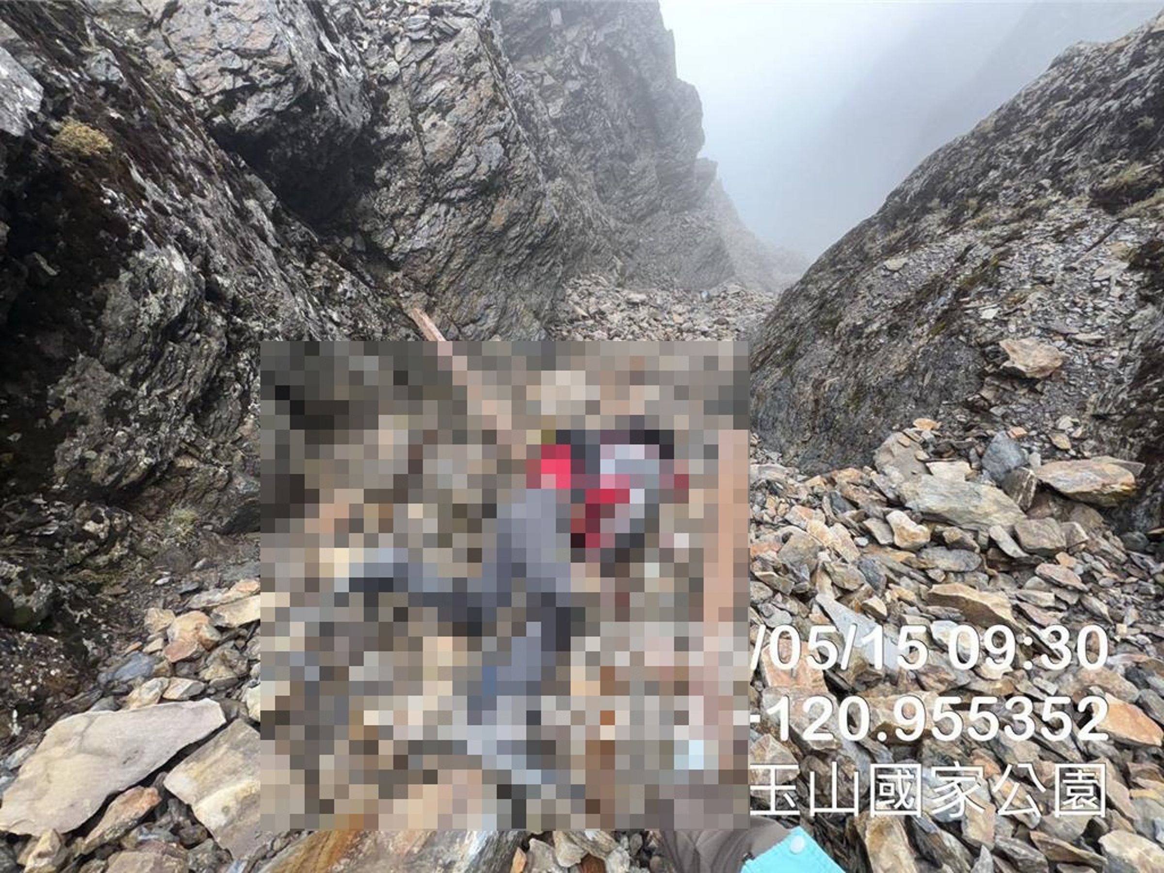 搜救人員在深達200公尺山谷發現蔡男已明顯死亡。（南投縣消防局提供）