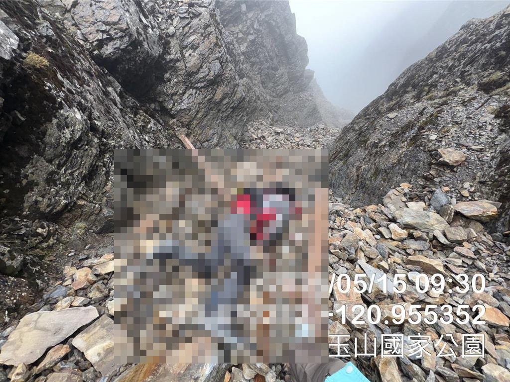 搜救人員在深達200公尺山谷發現蔡男已明顯死亡。（南投縣消防局提供）