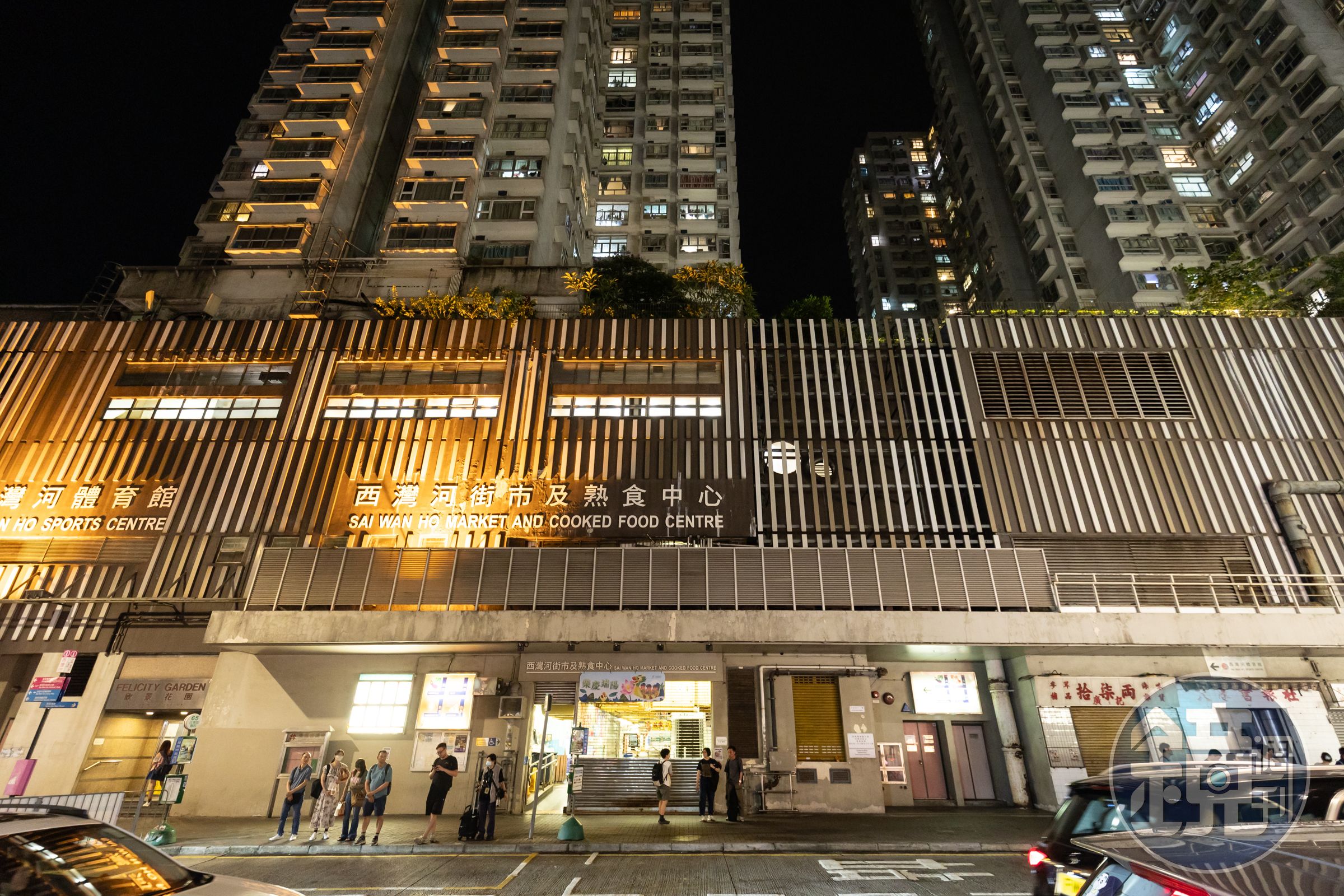 「亮記海鮮飯店」位在西灣河市政大樓的熟食中心裡,就在這幾年爆紅的太安樓正對面。