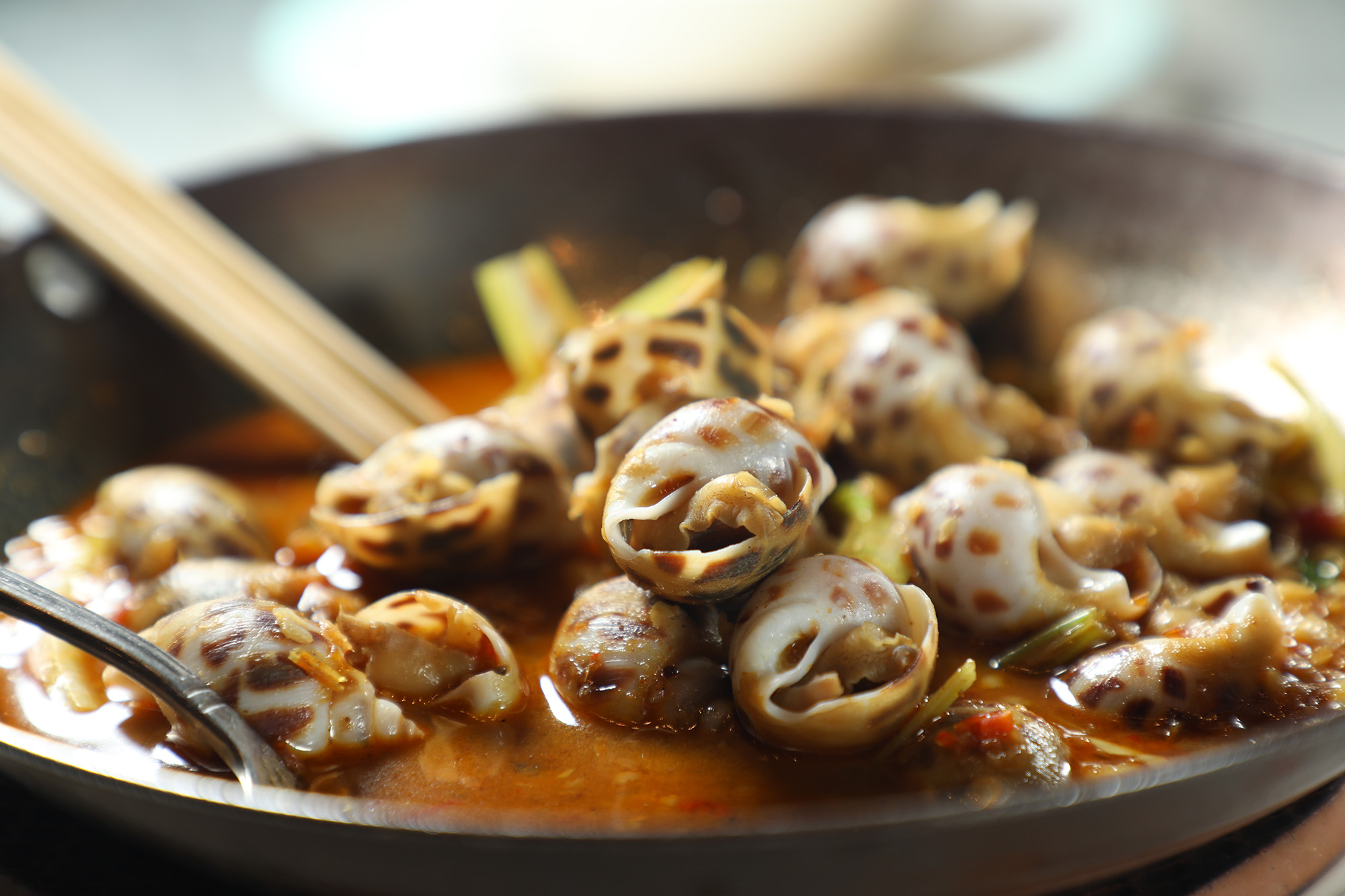 將螺肉處理得非常乾淨清甜的「辣酒煮東風螺」，沾上辣汁更夠味。（港幣198元／份）