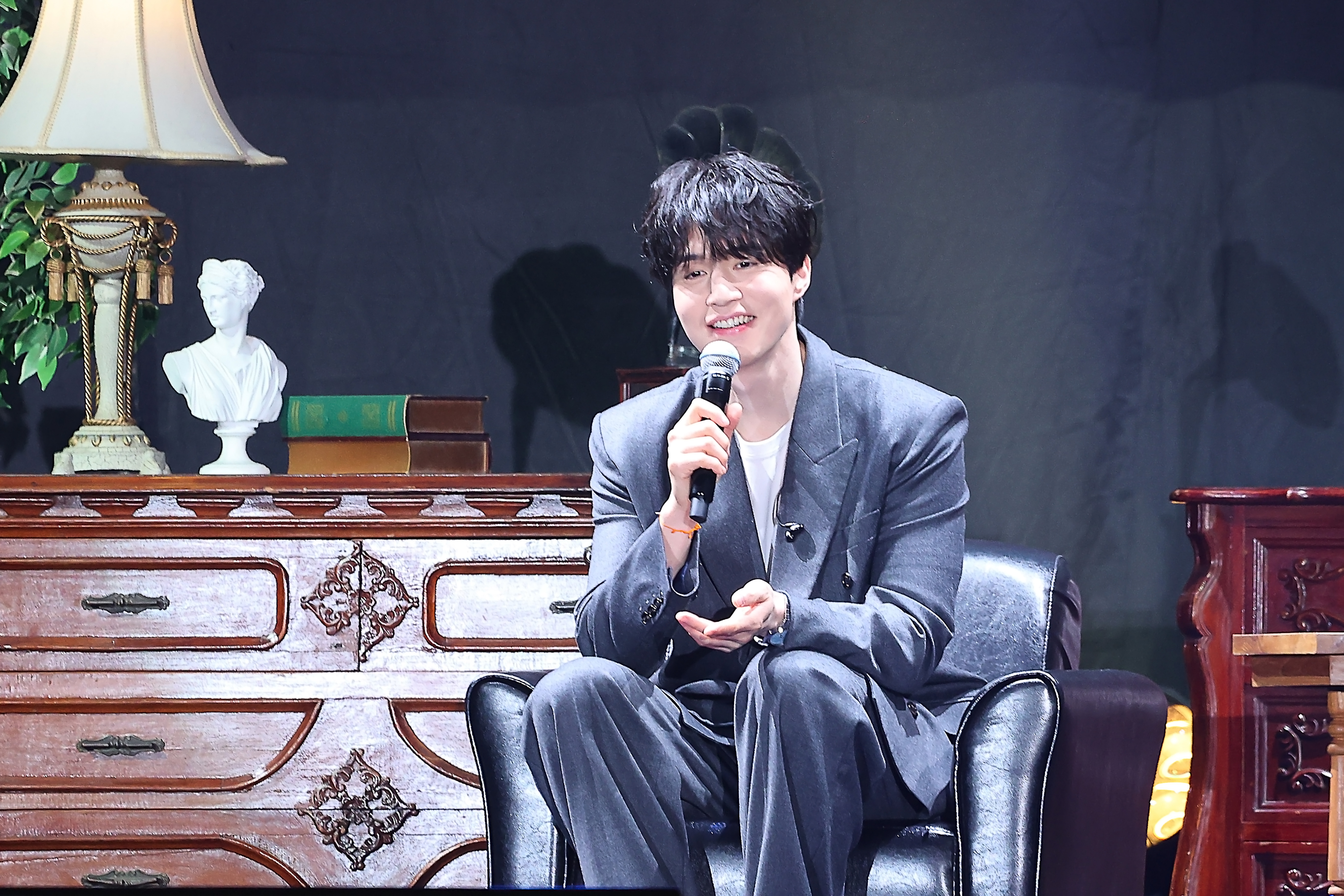 李棟旭時隔8年再度來台舉辦粉絲見面會，見粉絲應援影片用ai配唱，笑說：「感謝黃仁勳。」