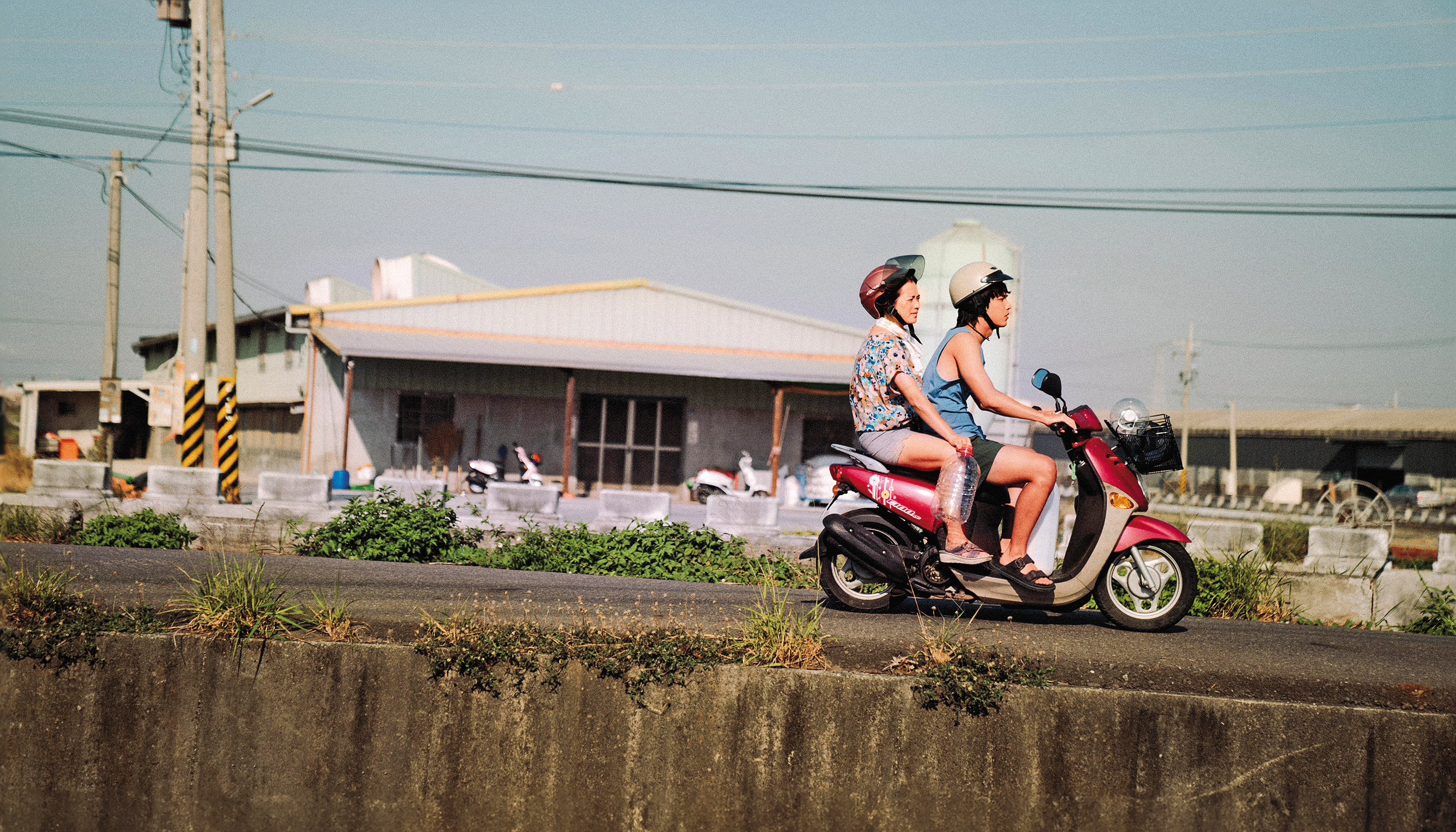 全片在彰化實地取景更有土地的味道，演員高伊玲（左）、曾敬驊（右）也詮釋出當地生活氣味。（牽猴子提供）