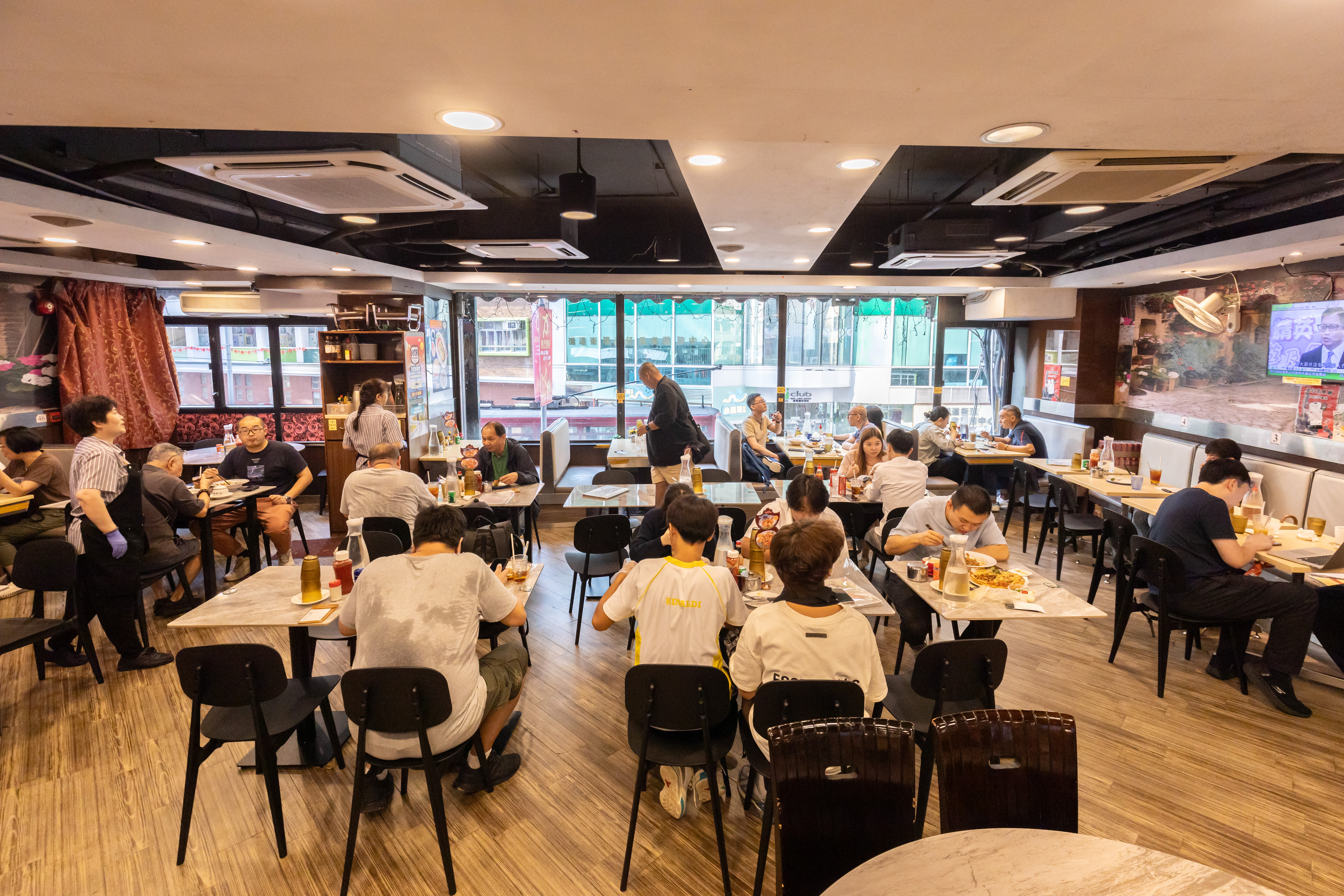 用餐空間大且座位數多，很適合多人聚餐。
