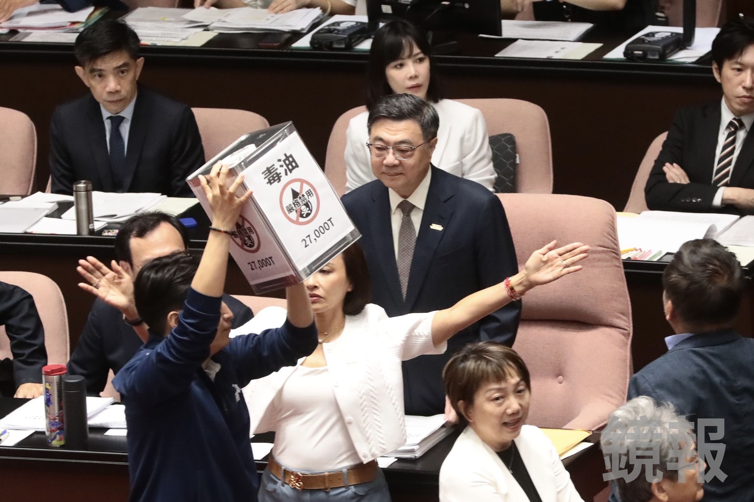 卓榮泰今(14日)赴立院進行致癌油事件專案報告並備質詢。(鏡報林煒凱攝)