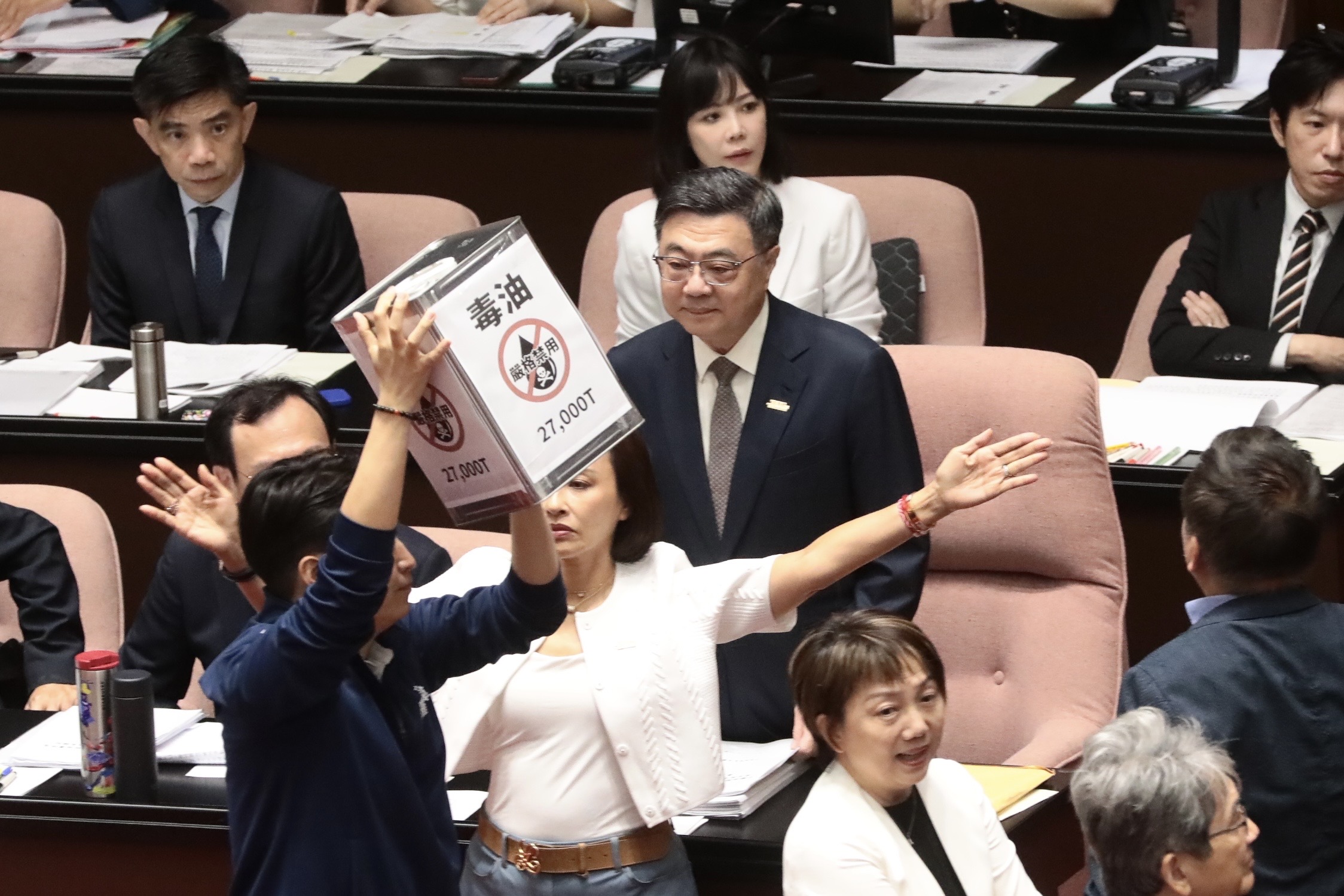 卓榮泰今(14日)赴立院進行致癌油事件專案報告並備質詢。(鏡報林煒凱攝)