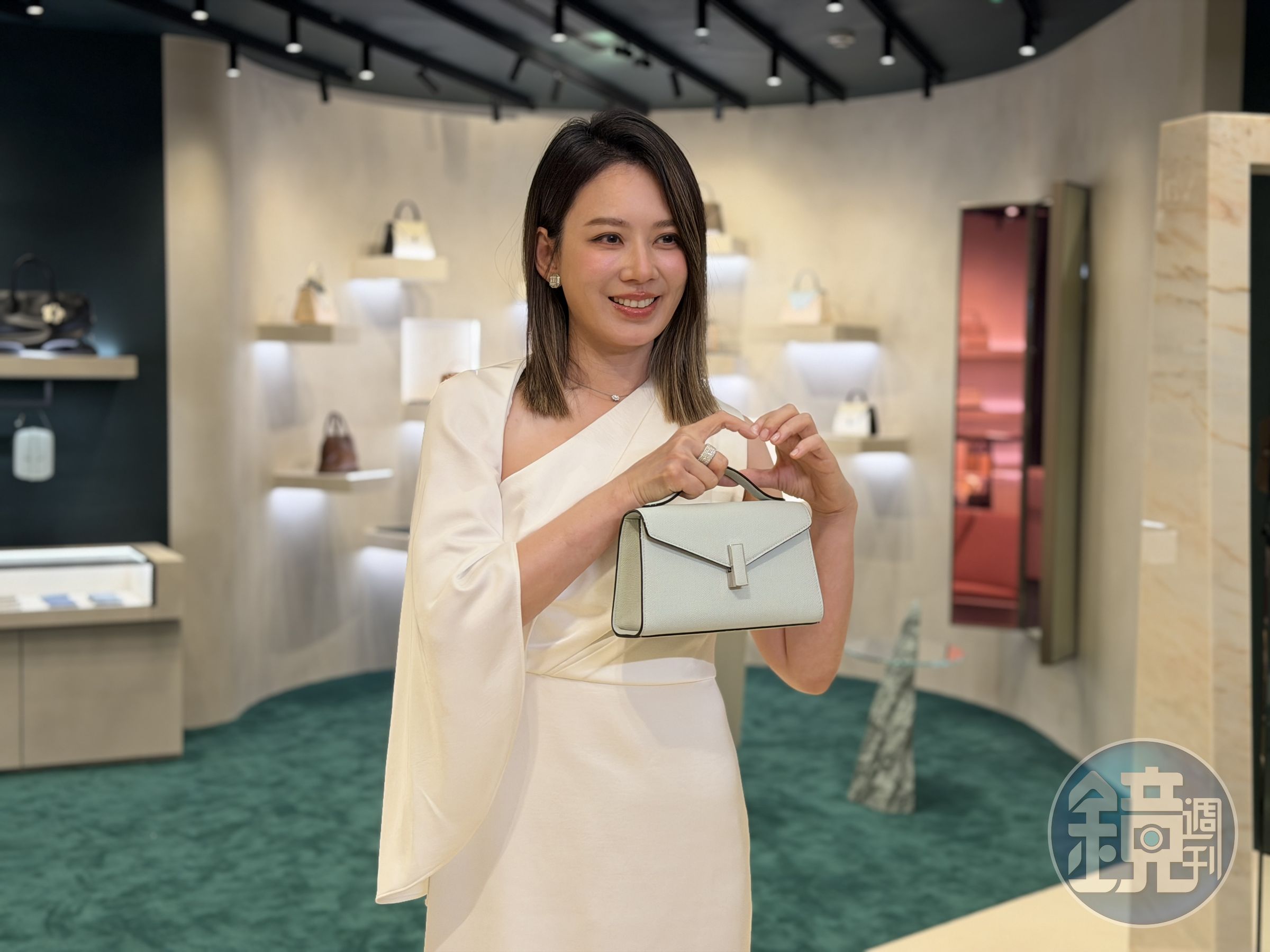 Melody大讚手上全新的冰藍色Iside Tin包款,是她好喜歡的顏色。(陳慧明攝)