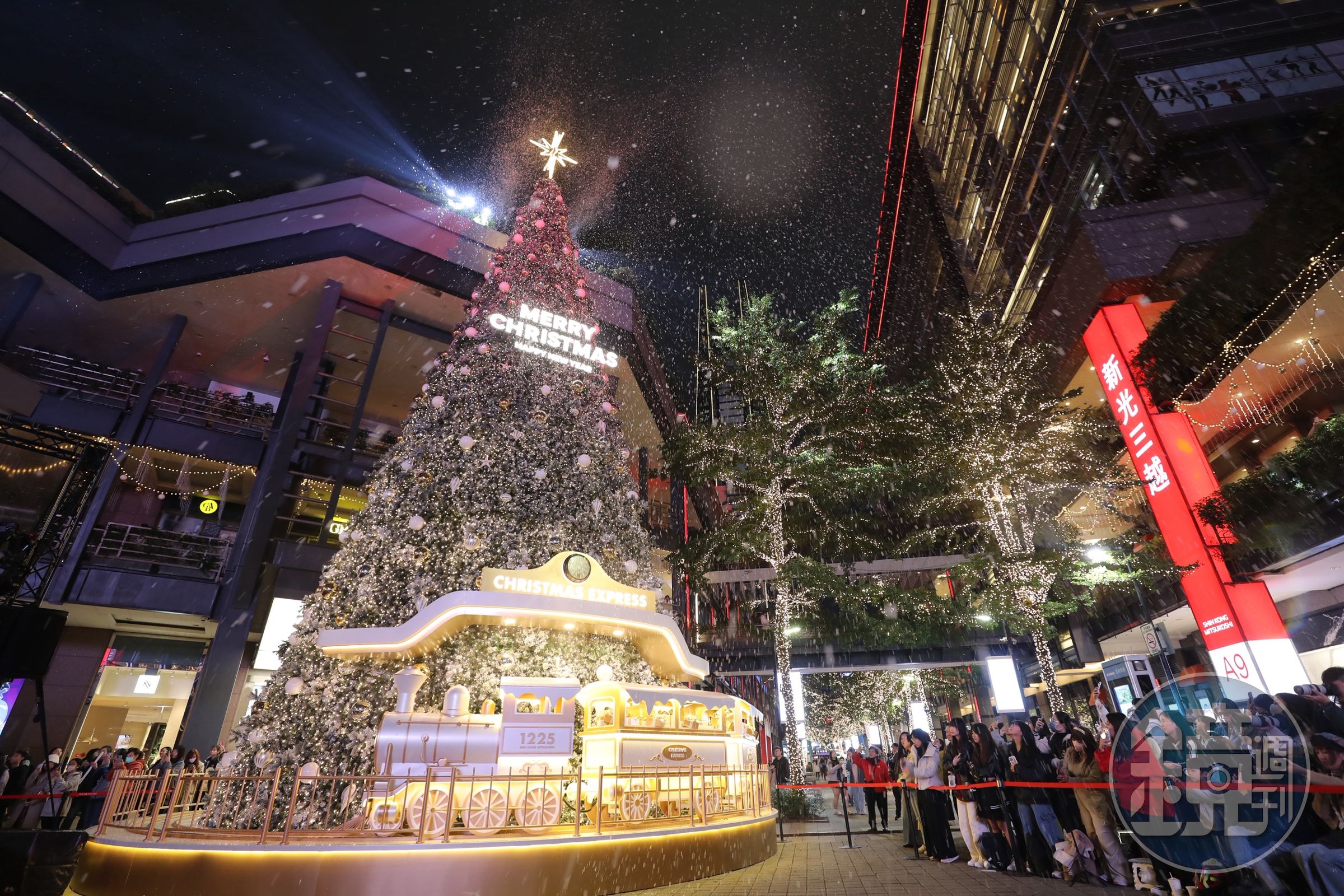 高約20米、主樹以雪松率搭配15萬顆白金燈光，還有小火車穿梭，創意來自啟藝執行長梁浩軒。