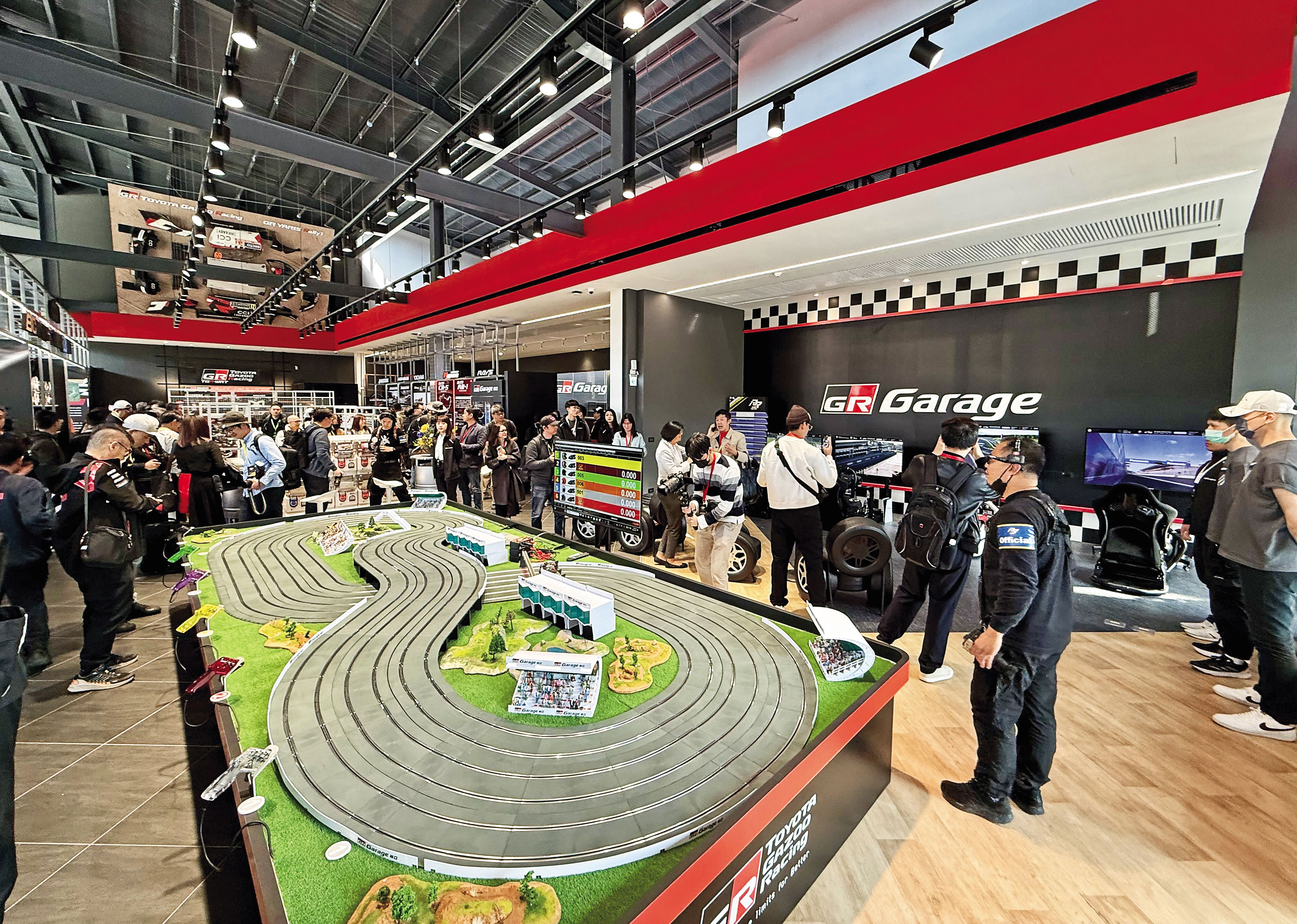 GR Garage據點內，除展示最新豐田跑車資訊，還有各類跑車周邊販賣與安裝。