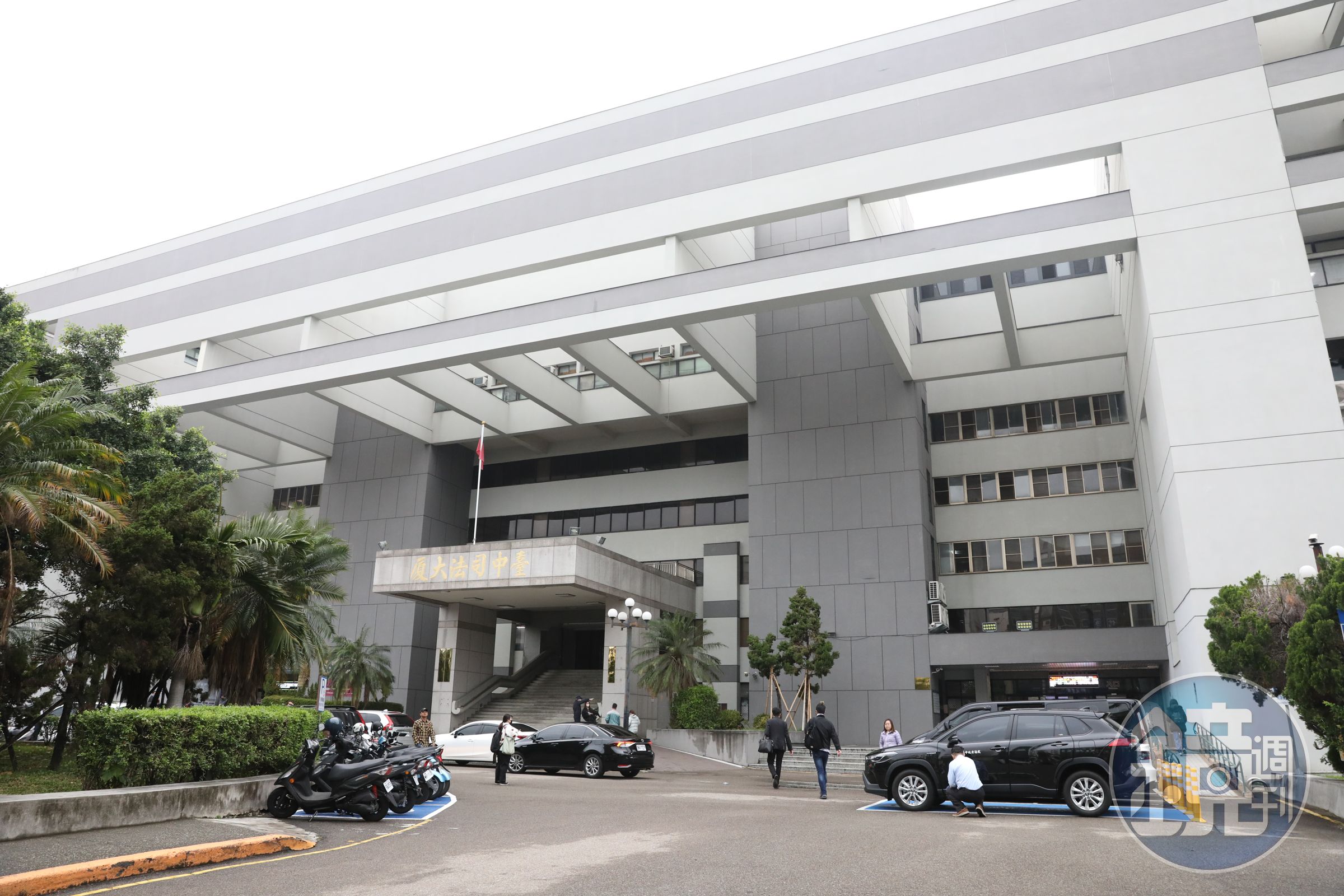 台中地院法官認為,林明佐涉案情結重大,不過權衡考量犯罪情節、身體狀況、已遭扣押之財產等等,予以林1,200萬元交保。