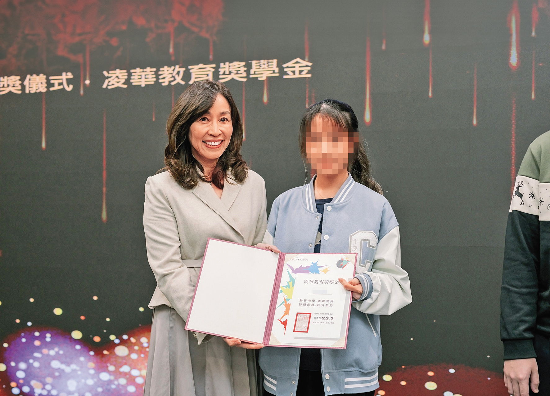 邱澤在迪化街的古厝被凌華教育基金會董事長倪寒芬（左）看上，買下作為基金會會址。（翻攝自凌華基金會臉書）