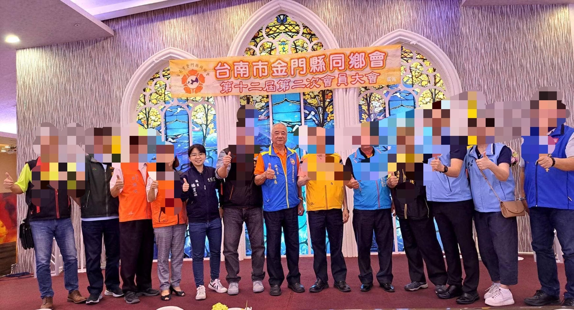 高院認為楊育菡(圖左五)授意父親(中)將多名親友戶籍遷到自家祖厝,構成妨害投票,判她當選無效。(翻攝自金門小菡楊育菡臉書)