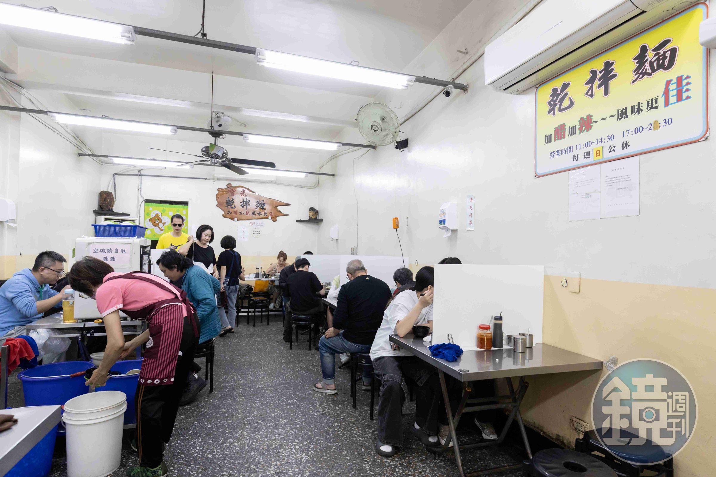 店內非常樸素,通常必須併桌。