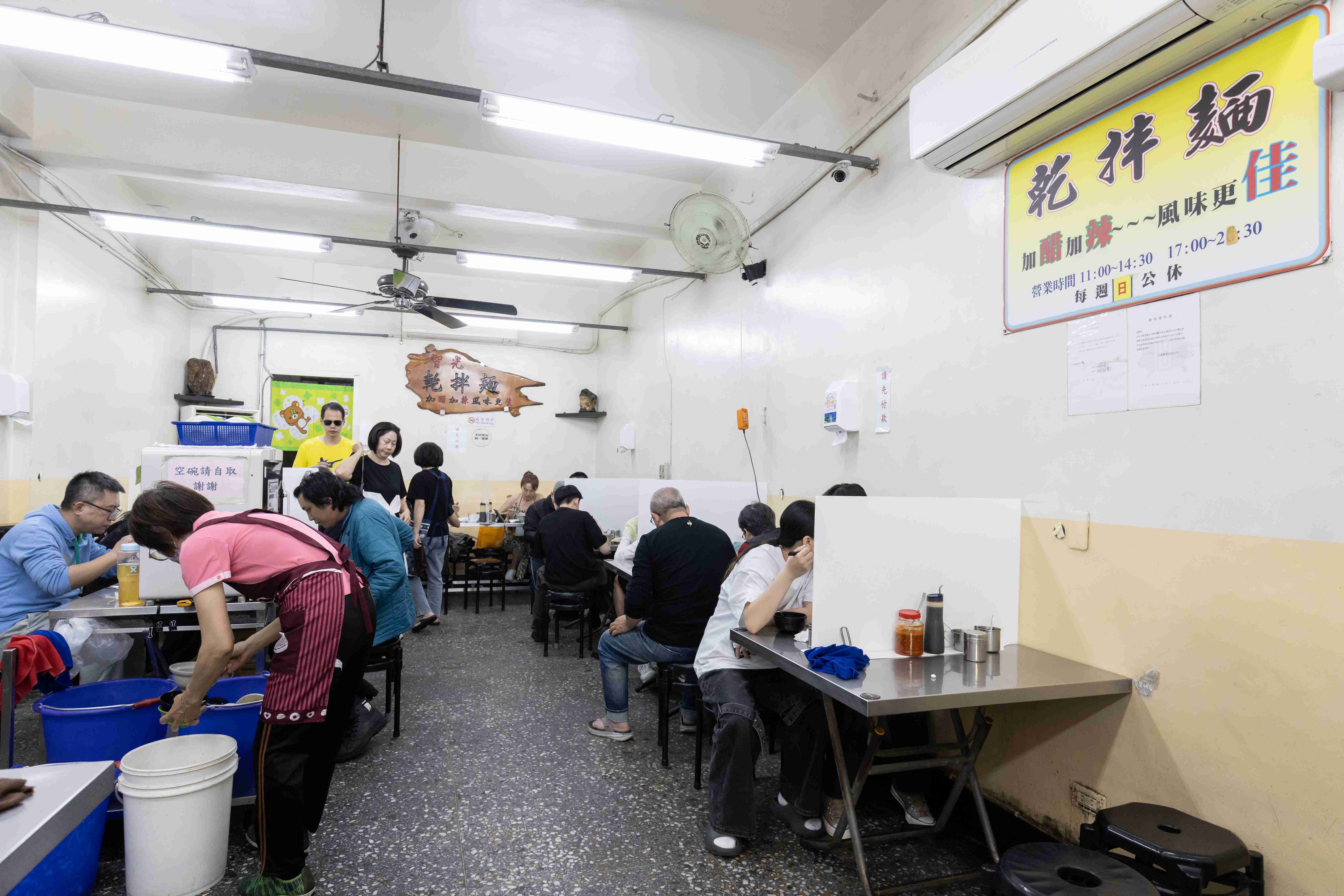 店內非常樸素，通常必須併桌。