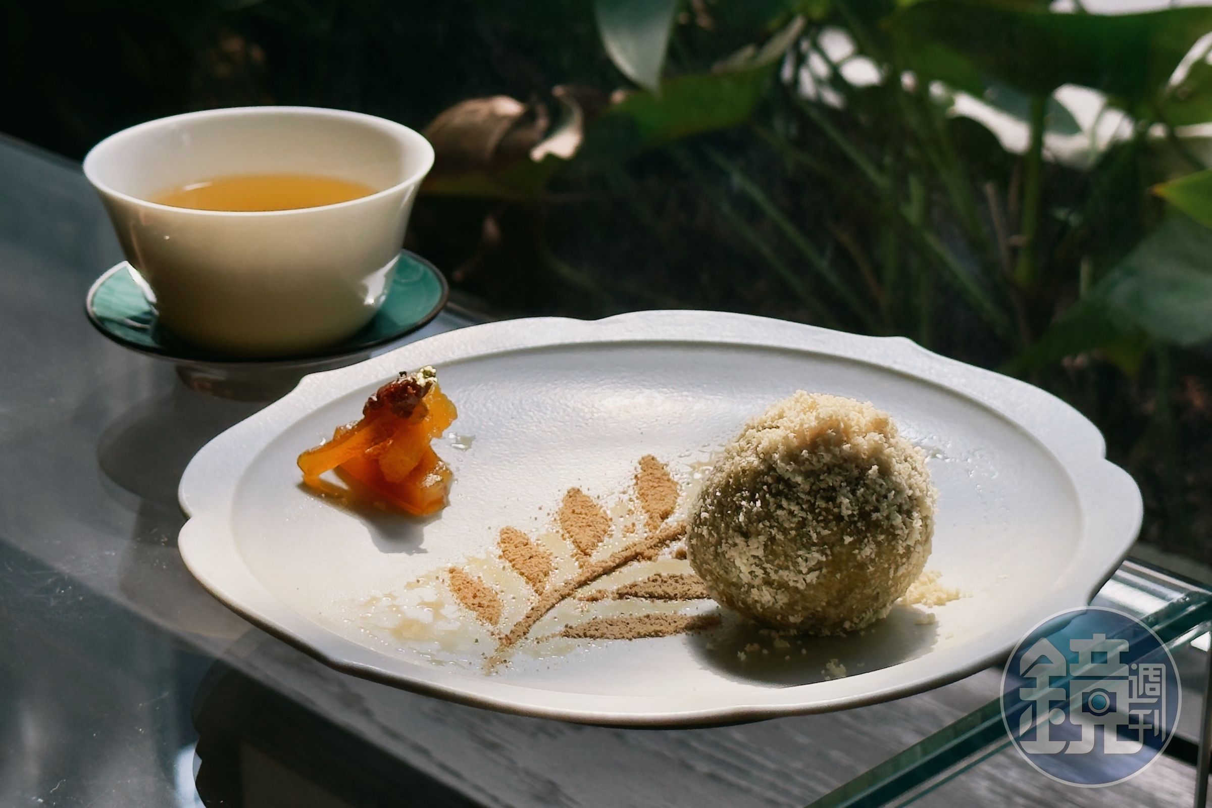 「麻薏滋粑」將新鮮麻薏反覆搓洗去澀，揉入糯米包裹蜜漬地瓜，佐黃豆粉與黑糖，入口青草微苦，尾韻轉為地瓜甜潤。