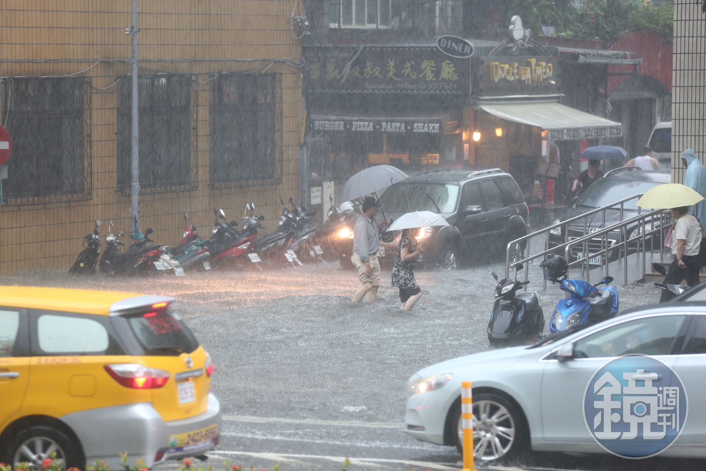 中央氣象署對20縣市發布豪雨特報，包含屏東發布大豪雨，以及嘉義縣、台南、高雄為豪雨。（本刊資料照）