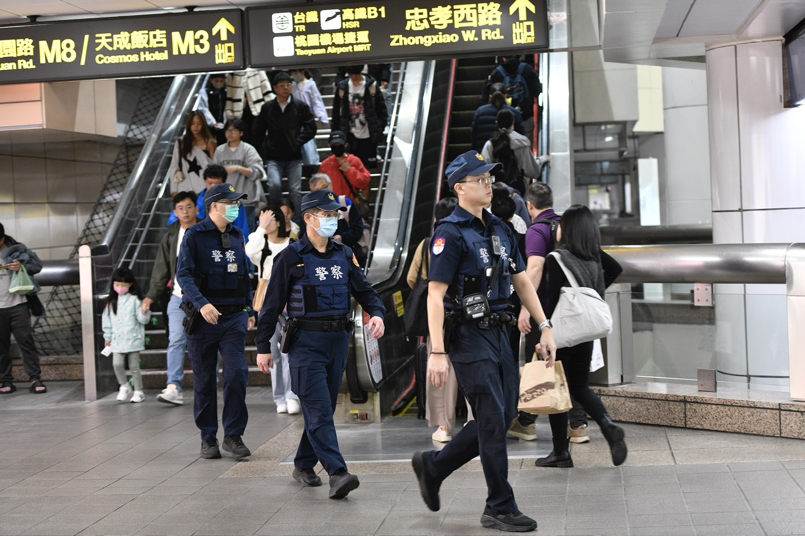 北捷北車、中山站19日隨機砍人案，當下在站內的網友回憶，閘門螢幕臨時出現「免刷票，請速出站」緊急疏散人群。（鏡報董孟航）