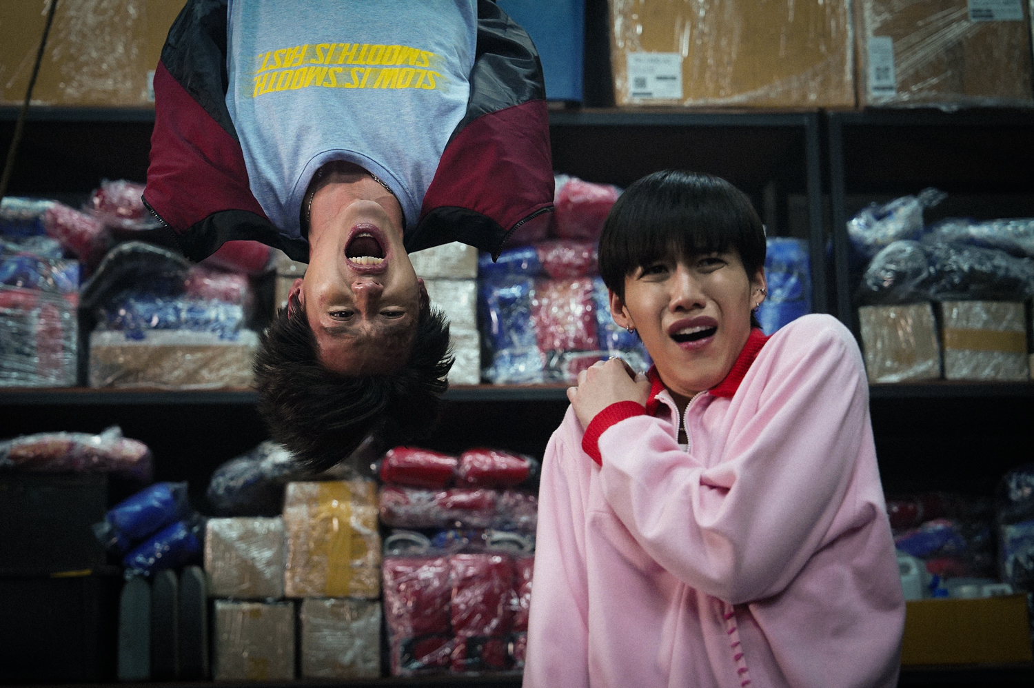 Billkin（左）在《冥婚鬧泰大》被倒吊，讓PP Krit（右）看了直呼心疼。（金盞花大影業提供）