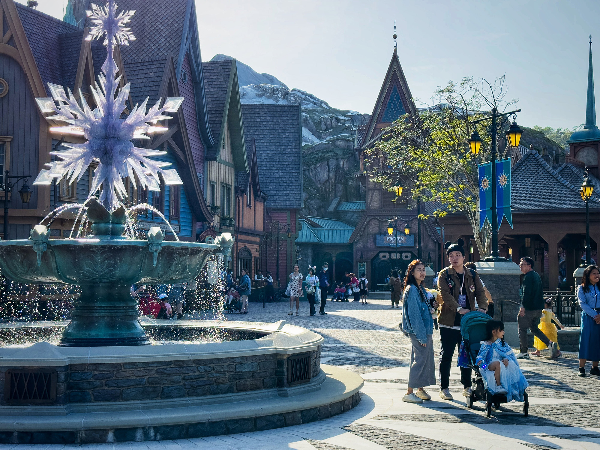 香港迪士尼樂園全球首座冰雪奇緣主題園區已於日前開幕。