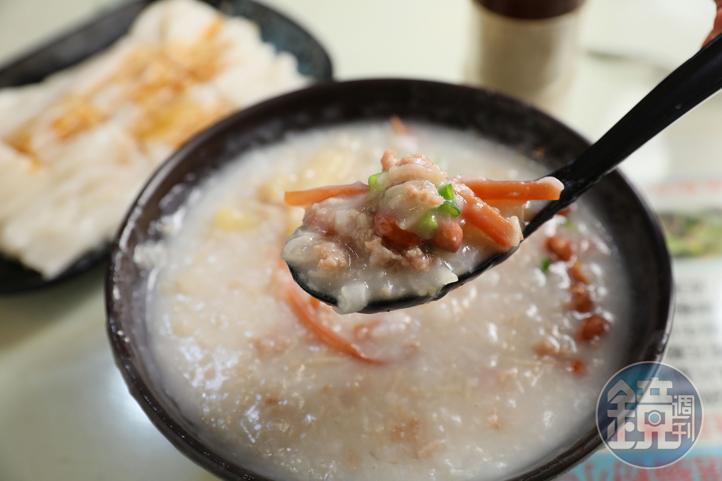 「即食荔灣艇仔粥」是十分受歡迎的香港粥品，吃得到炒花生、魷魚、豬皮及碎牛肉。（港幣24元／份）