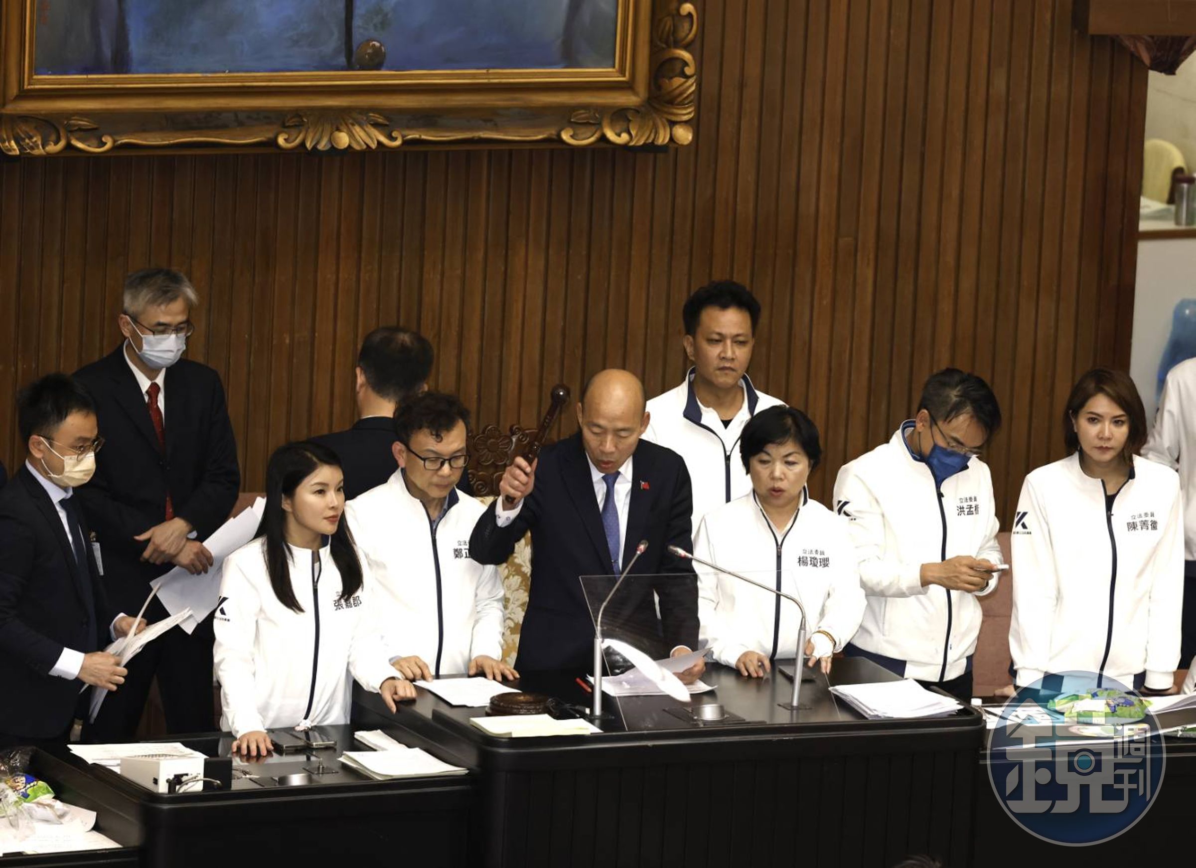 《財劃法》修正案今23時37分三讀闖關成功。