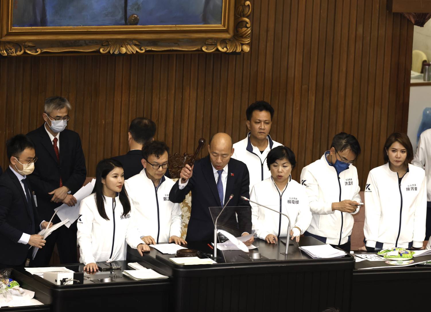 《財劃法》修正案今23時37分三讀闖關成功。