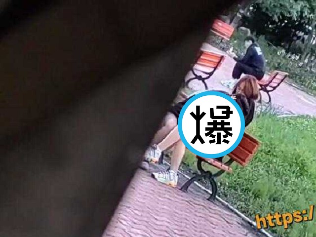 大白天想喝奶了，他當眾掀開正妹女友上衣！吸下去。（翻自《黑料網》）