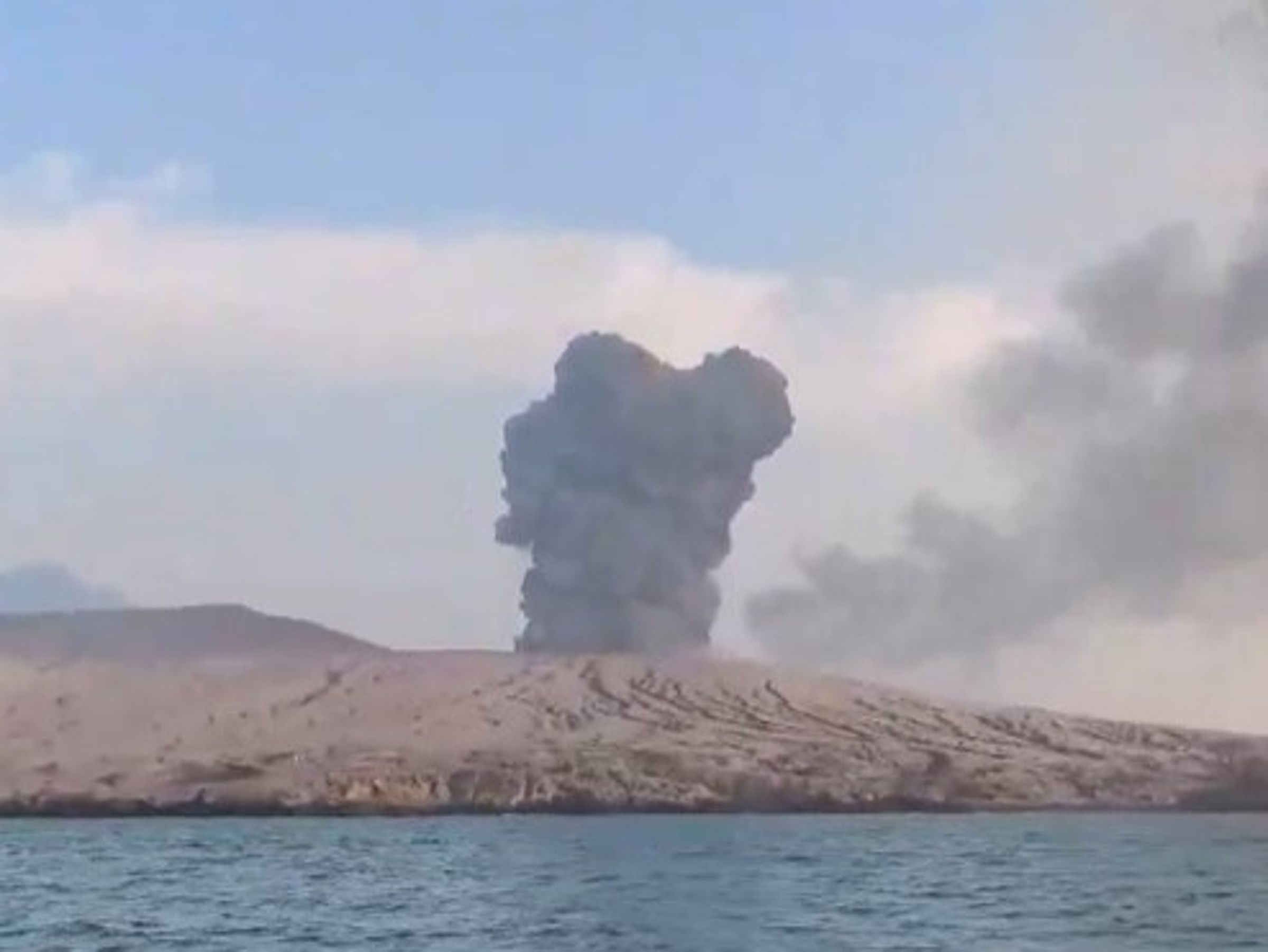 印尼知名的喀拉喀托之子火山(Anak Krakatau)9月初連續噴發長達25小時,周邊海域出現2座宛如島嶼的地形結構。(翻攝自X@akaratxt)