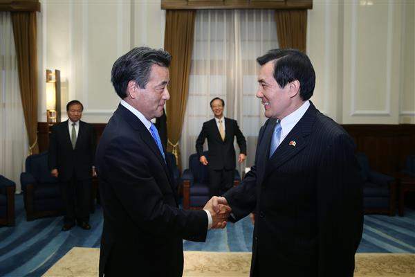 這回在眾議院大選落敗的岡田克也（左），過去曾率團來台晉見馬英九（右）。（翻攝自總統府網站）