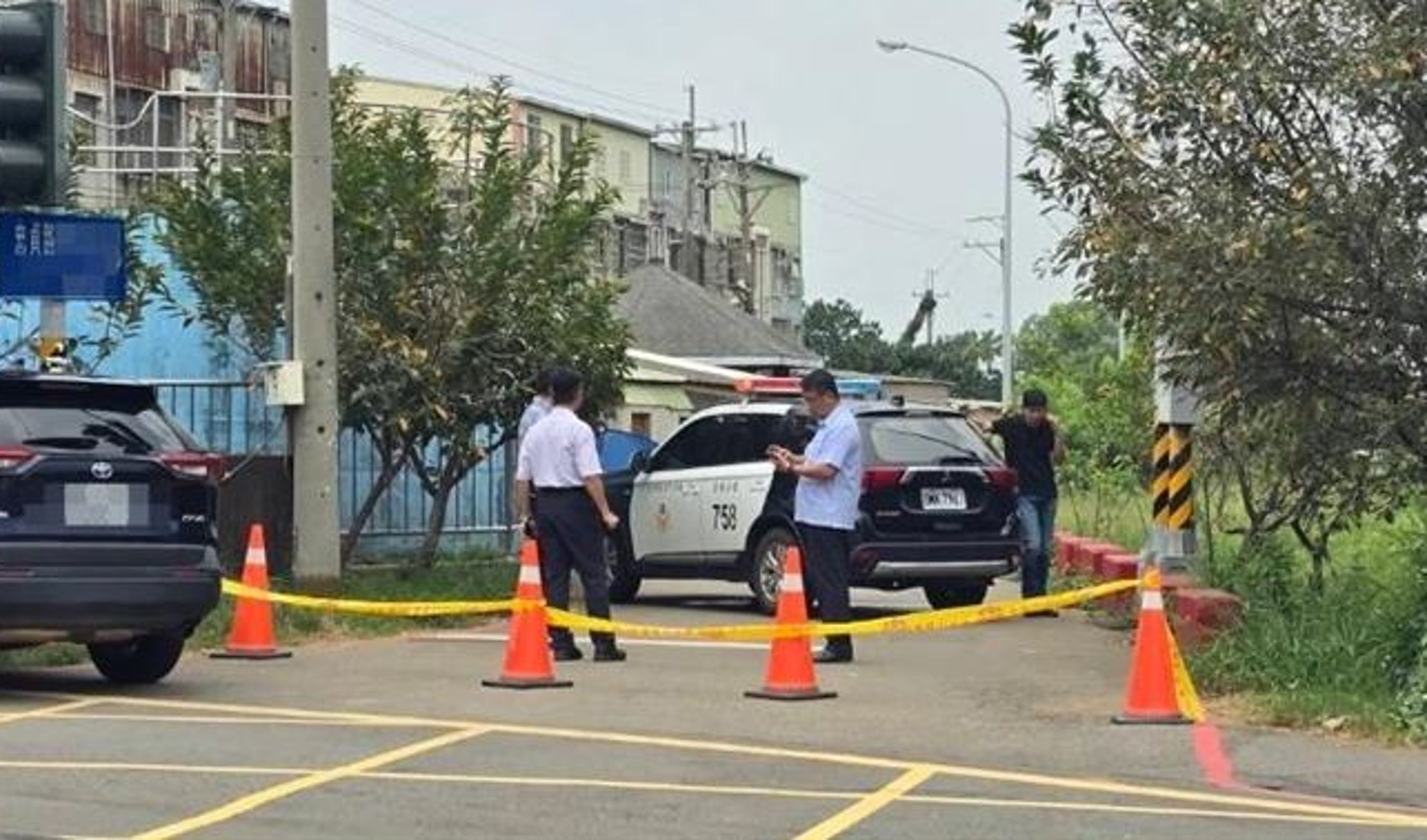 台中市沙鹿區今(16日)一名20多歲女子,疑似與另名帶安全帽男子談判失敗,遭對方砍死。(翻攝畫面)