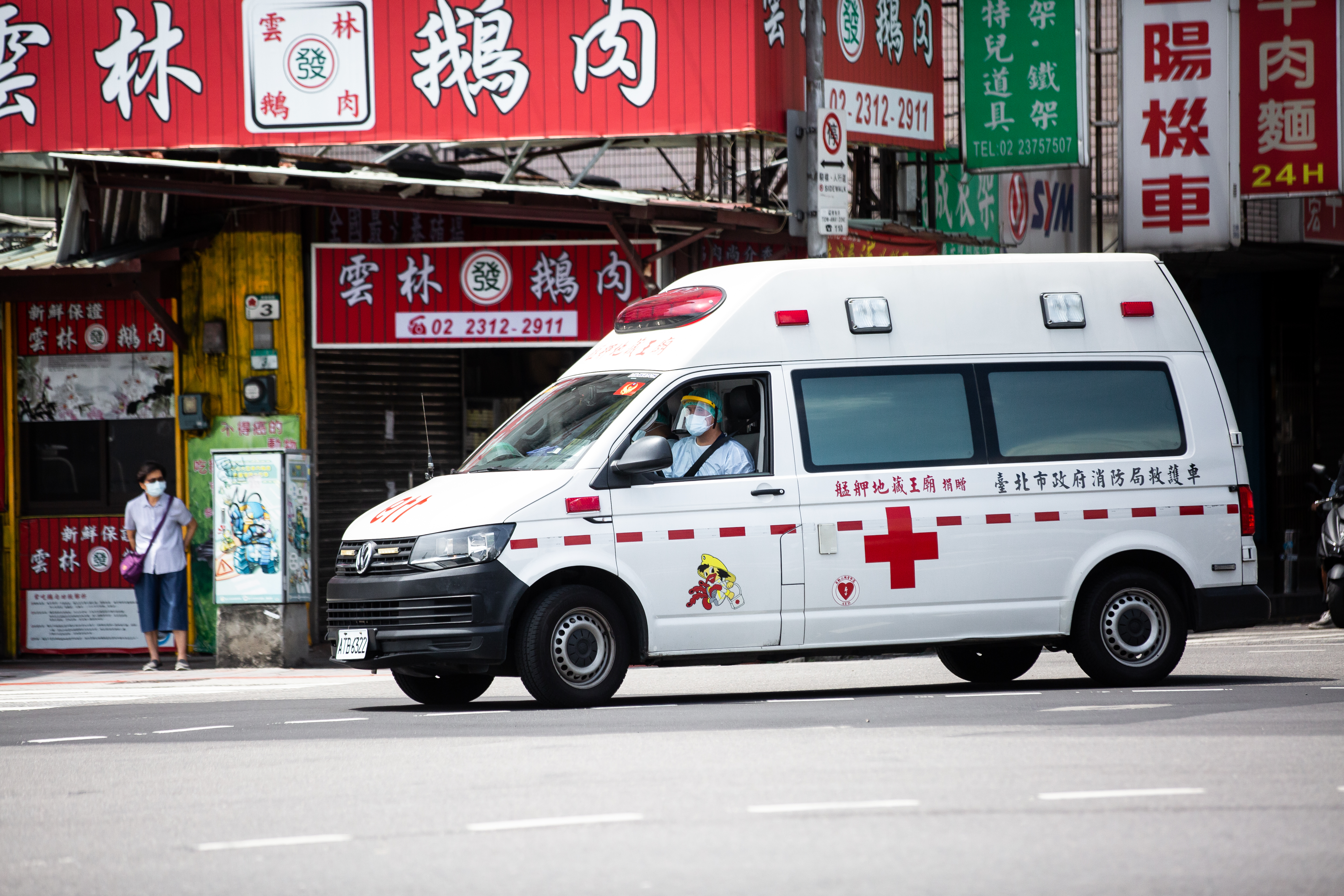 有民眾發現1名60多歲男子身中多刀，目前已送往內湖三總醫院急救，詳細受傷原因有待警方後續釐清。非當事人（本刊資料照）