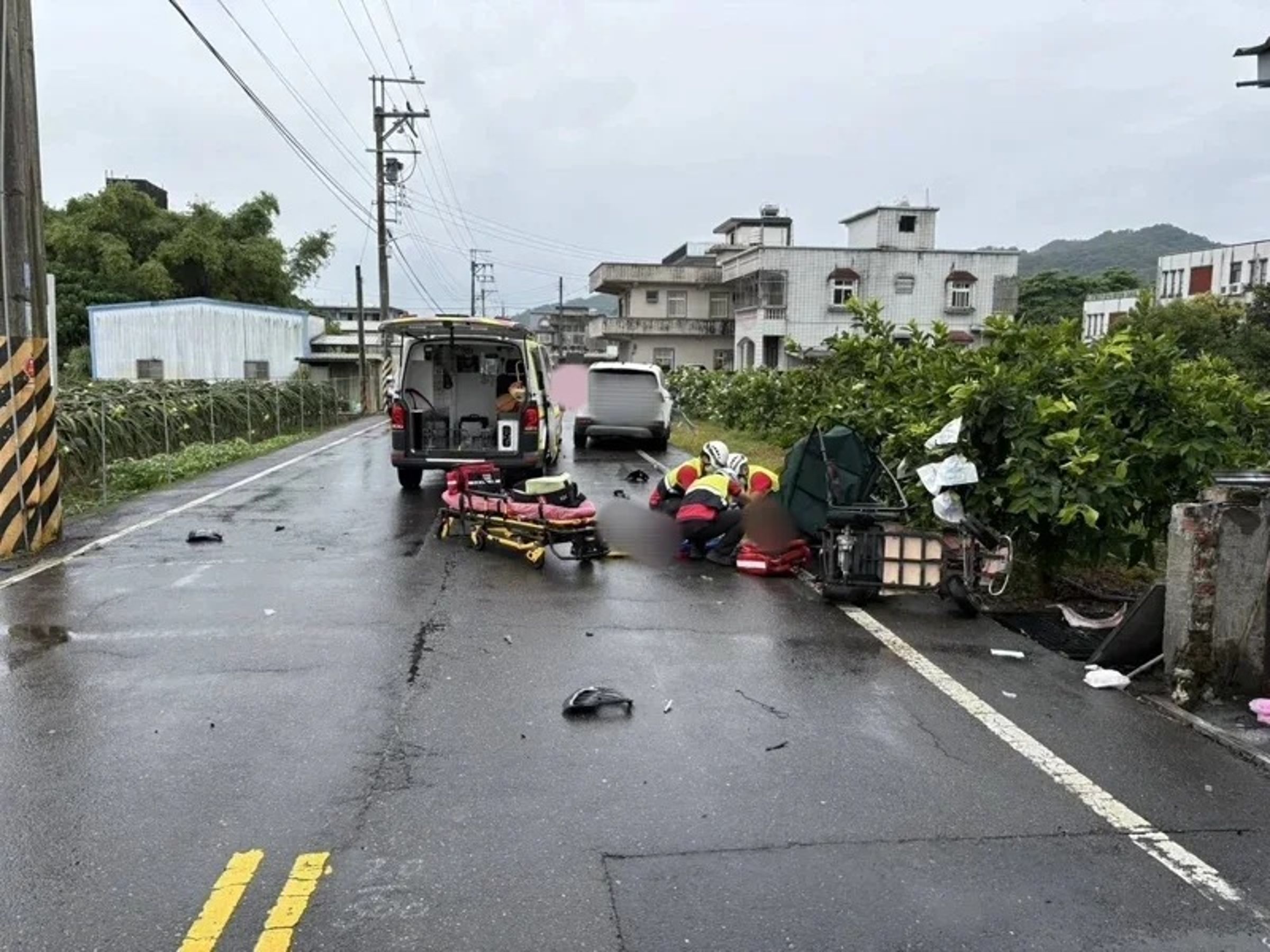 一名年輕葉姓四寶媽開車載3幼童出門,在無號誌路口撞擊乘坐代步車的老婦人,造成老婦傷重不治,警方到場更發現,葉姓女駕駛當時車上的3名小孩都沒坐安全座椅。(翻攝畫面)